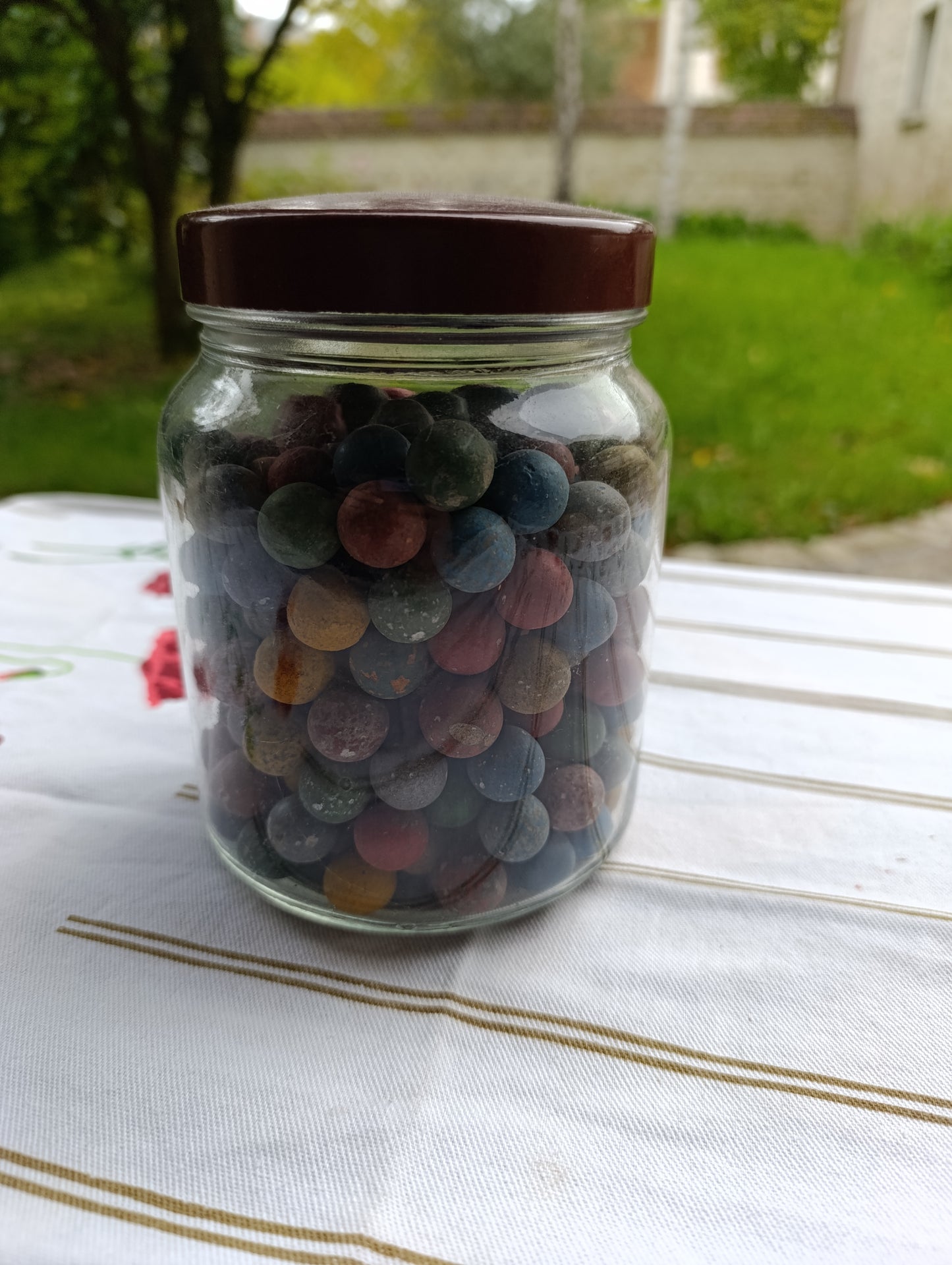 Bocal en verre rempli de billes anciennes colorées, environ 1,7 kg.