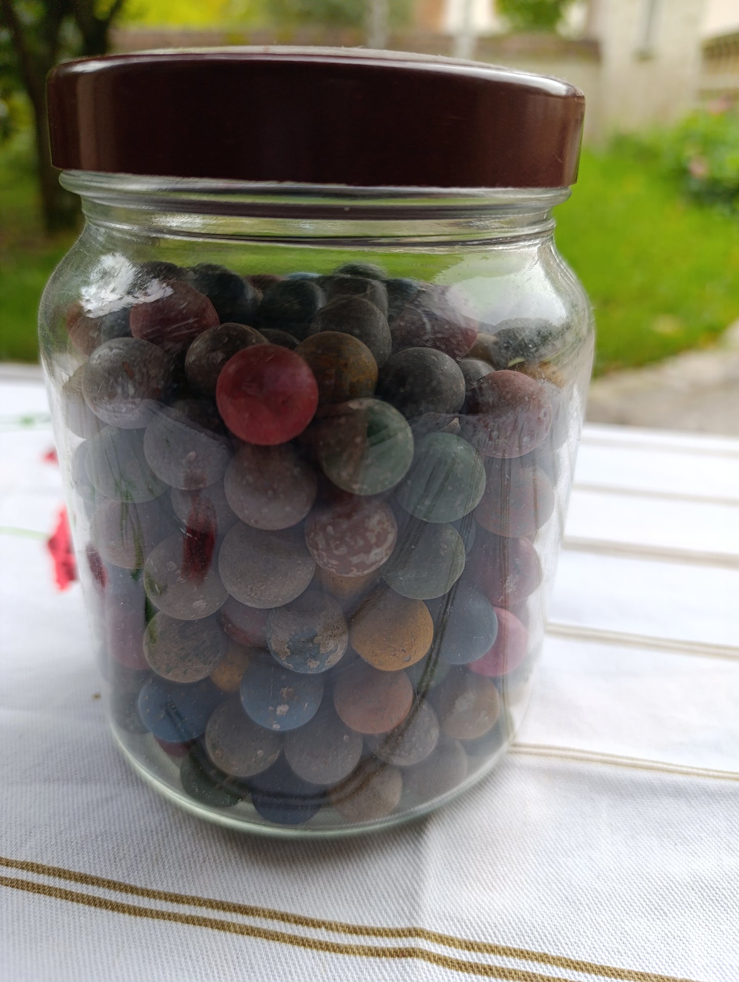 Bocal en verre rempli de billes anciennes colorées, environ 1,7 kg.
