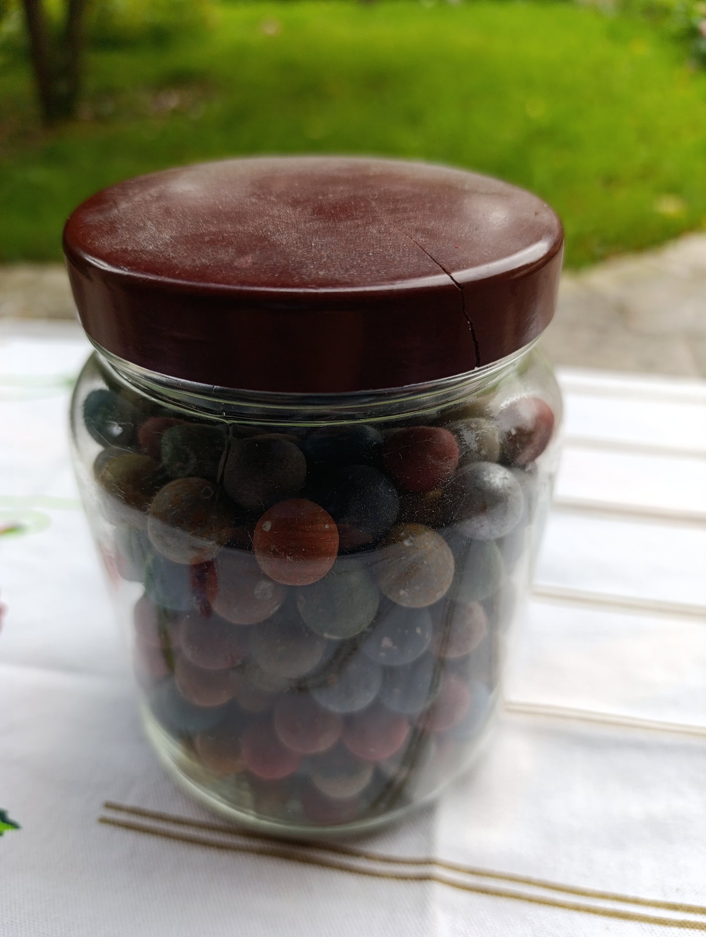 Bocal en verre rempli de billes anciennes colorées, environ 1,7 kg.