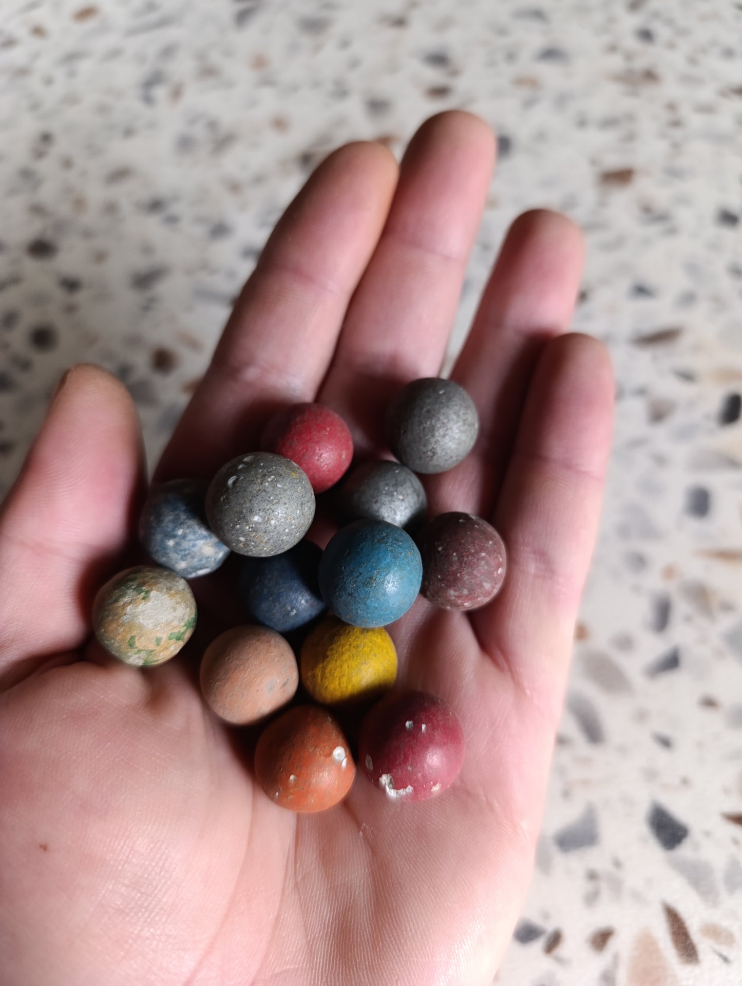 Bocal en verre rempli de billes anciennes colorées, environ 1,7 kg.