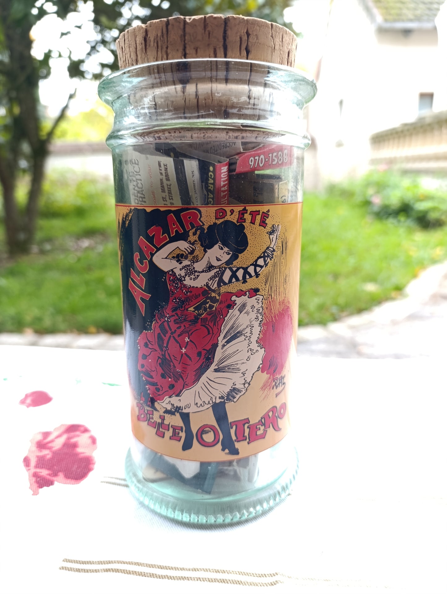 Bocal en verre ancien avec étiquette rétro « Alcazar d’Été – Belle Otero », bouchon en liège.