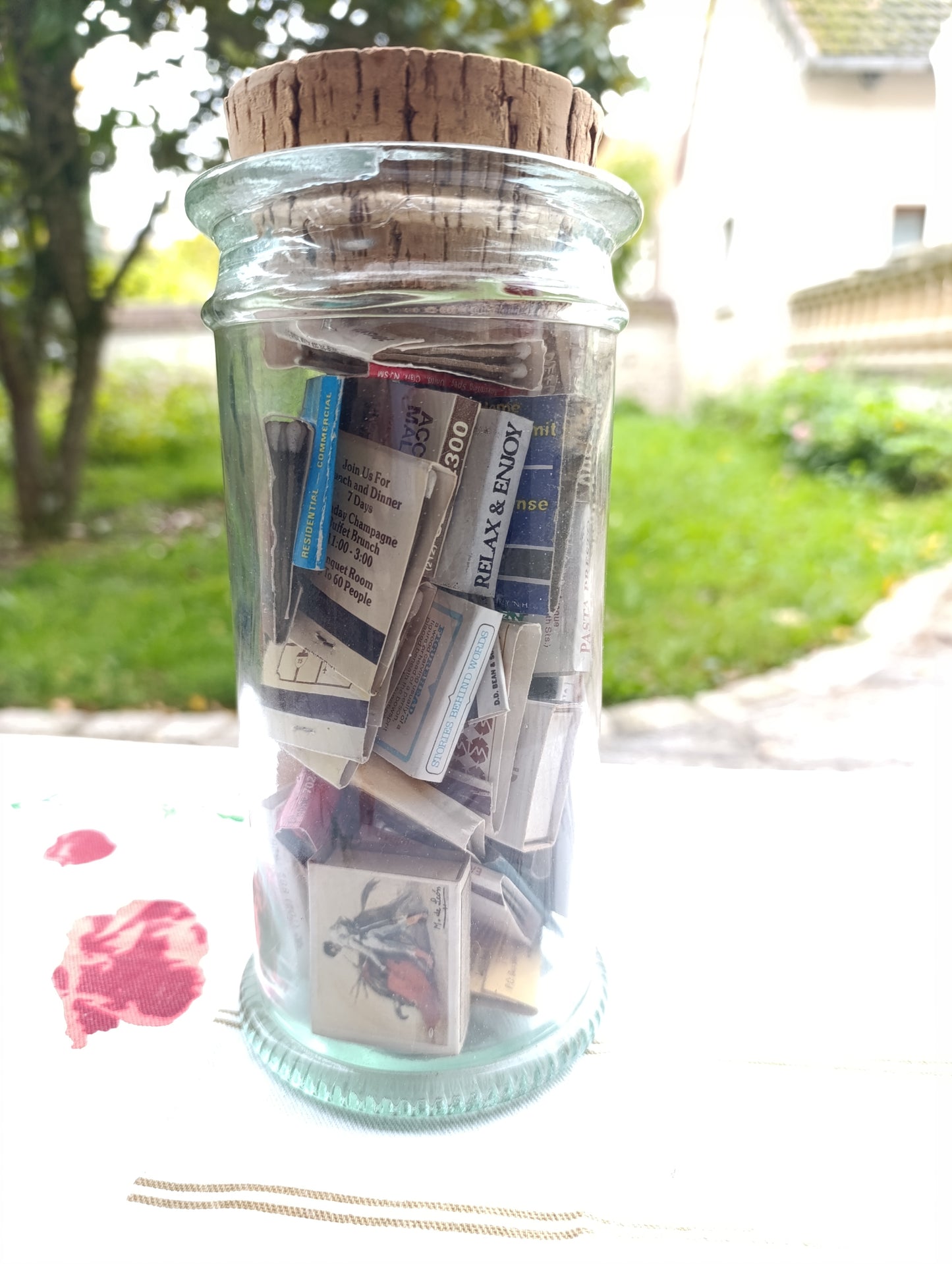 Bocal en verre ancien avec étiquette rétro « Alcazar d’Été – Belle Otero », bouchon en liège.