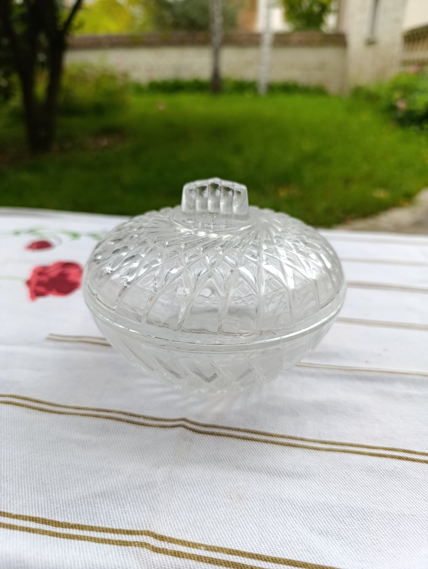 Bonbonnière ancienne en verre taillé, motif étoilé et croisillons, avec couvercle assorti.