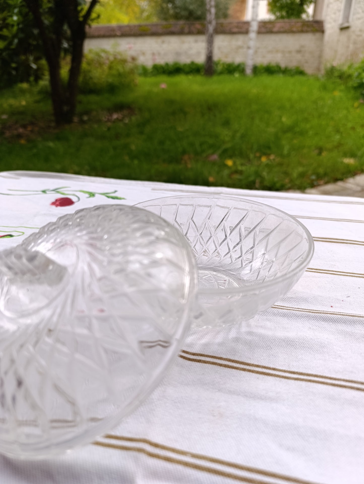Bonbonnière ancienne en verre taillé, motif étoilé et croisillons, avec couvercle assorti.