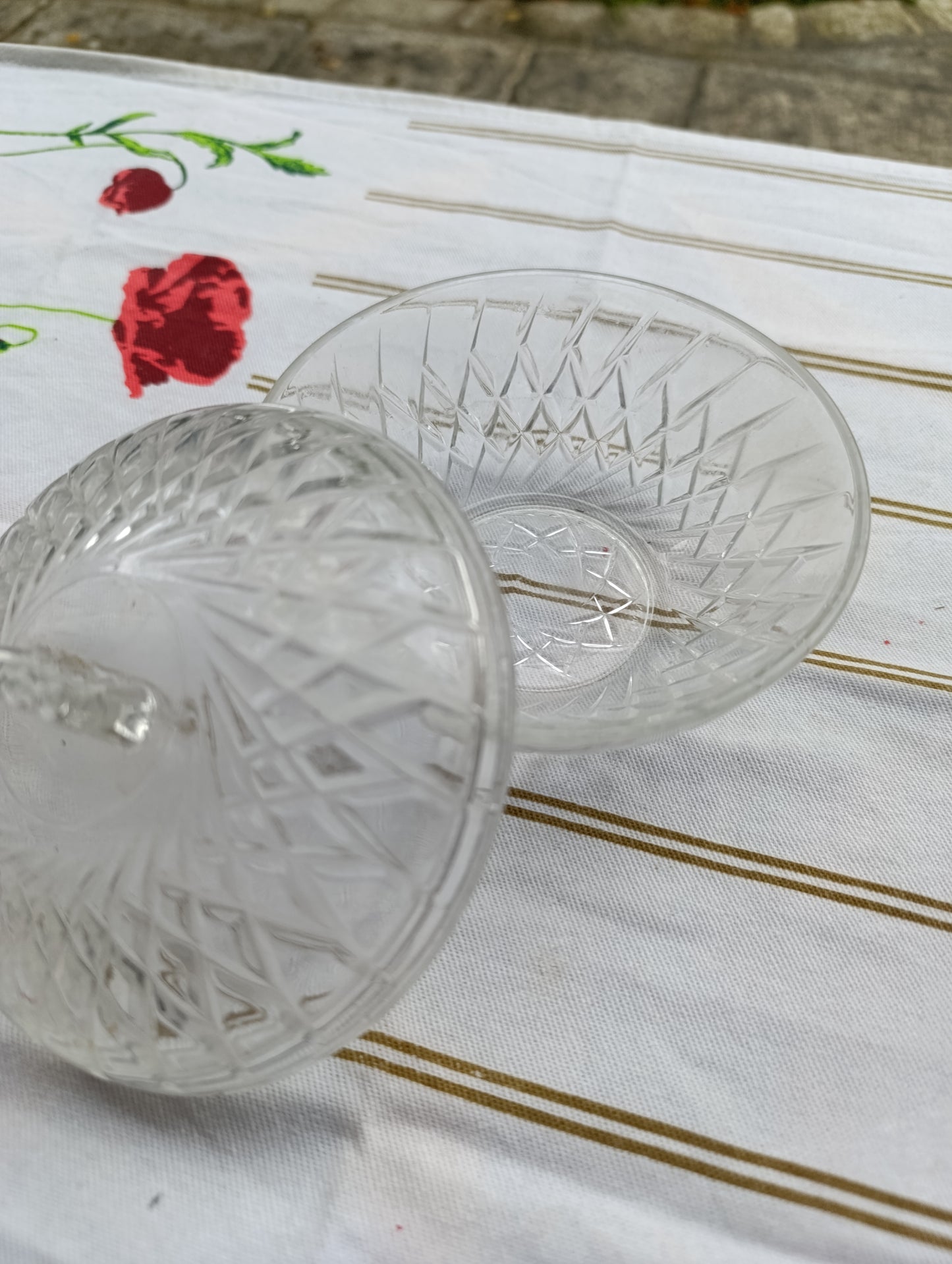 Bonbonnière ancienne en verre taillé, motif étoilé et croisillons, avec couvercle assorti.