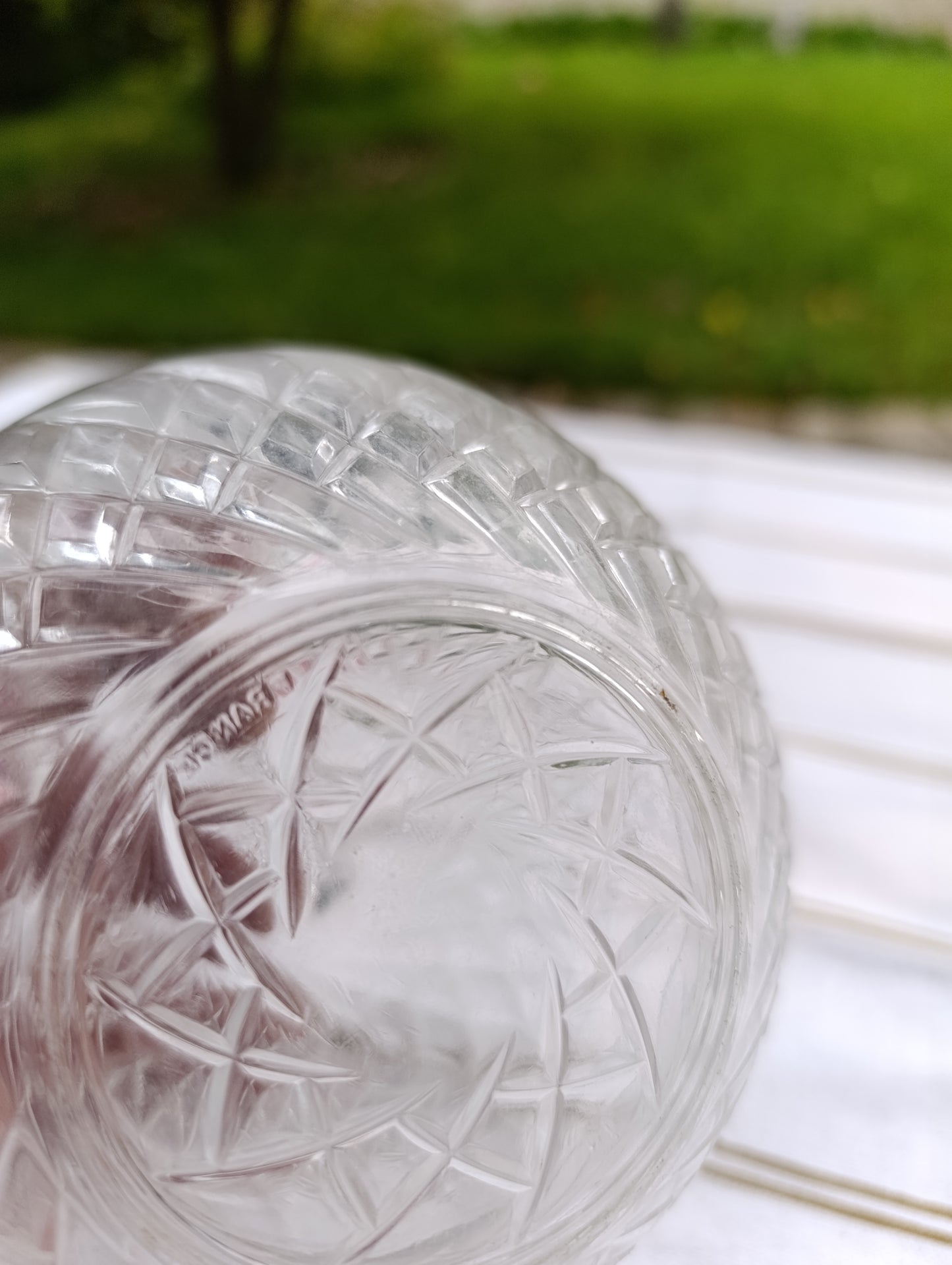 Bonbonnière ancienne en verre taillé, motif étoilé et croisillons, avec couvercle assorti.