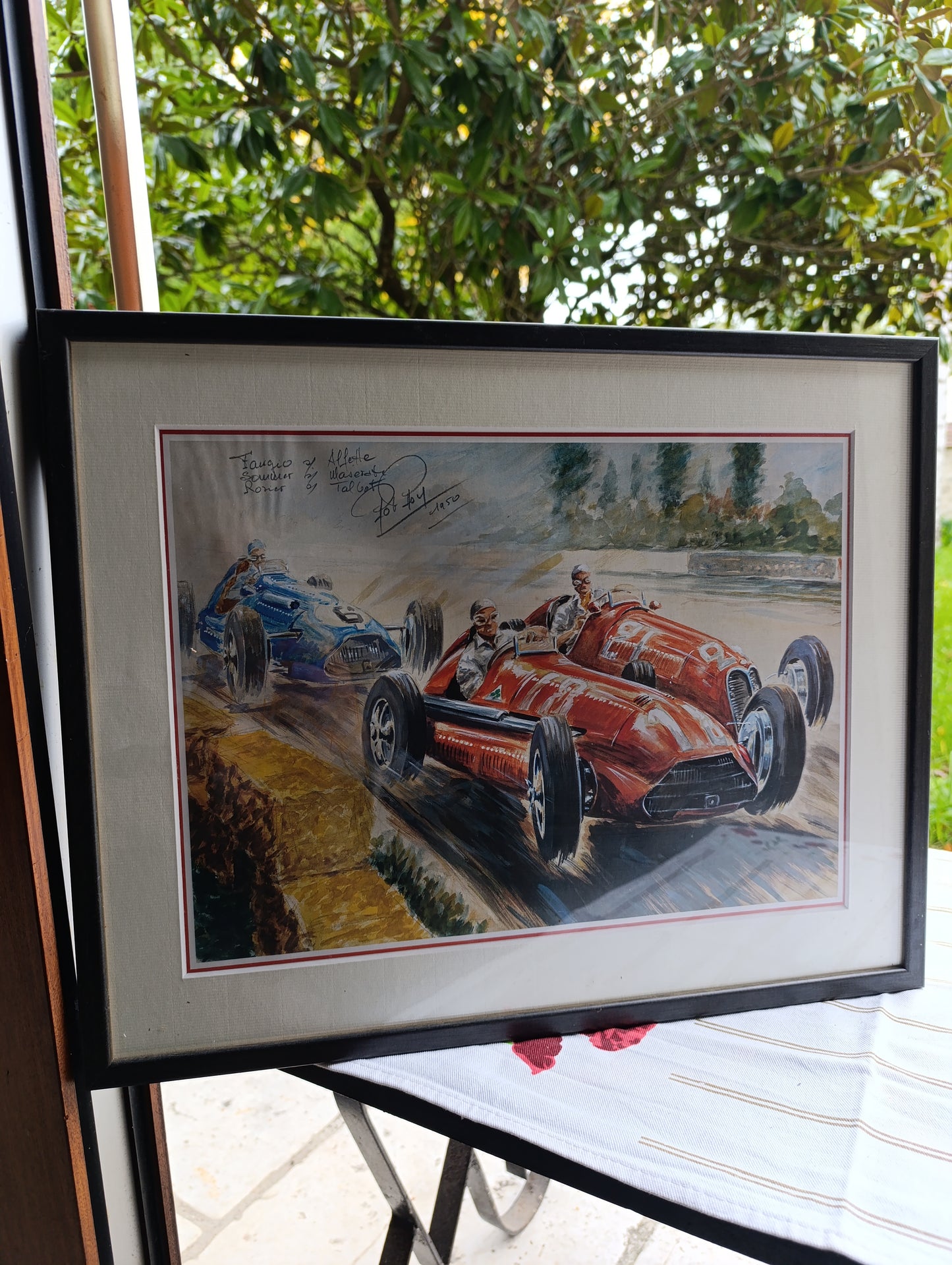 Encadré automobile vintage représentant Fangio sur Alfette, Sommer sur Maserati et Rosier sur Talbot.