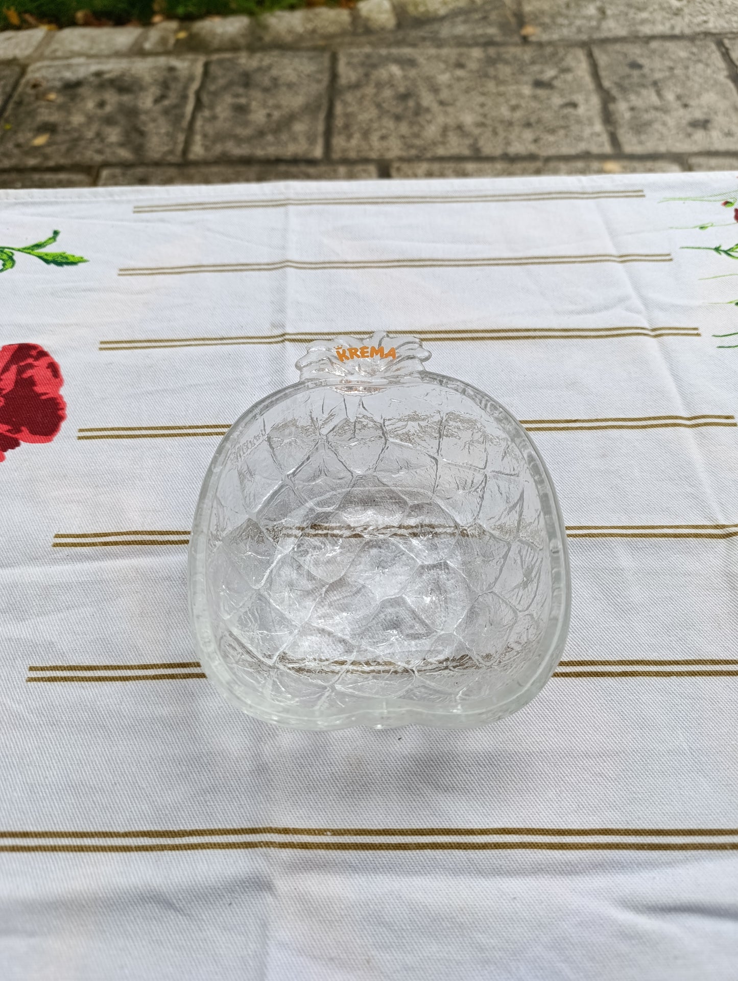 Coupe publicitaire vintage en verre épais, forme d’ananas avec inscription KREMA en relief et lettres orange.