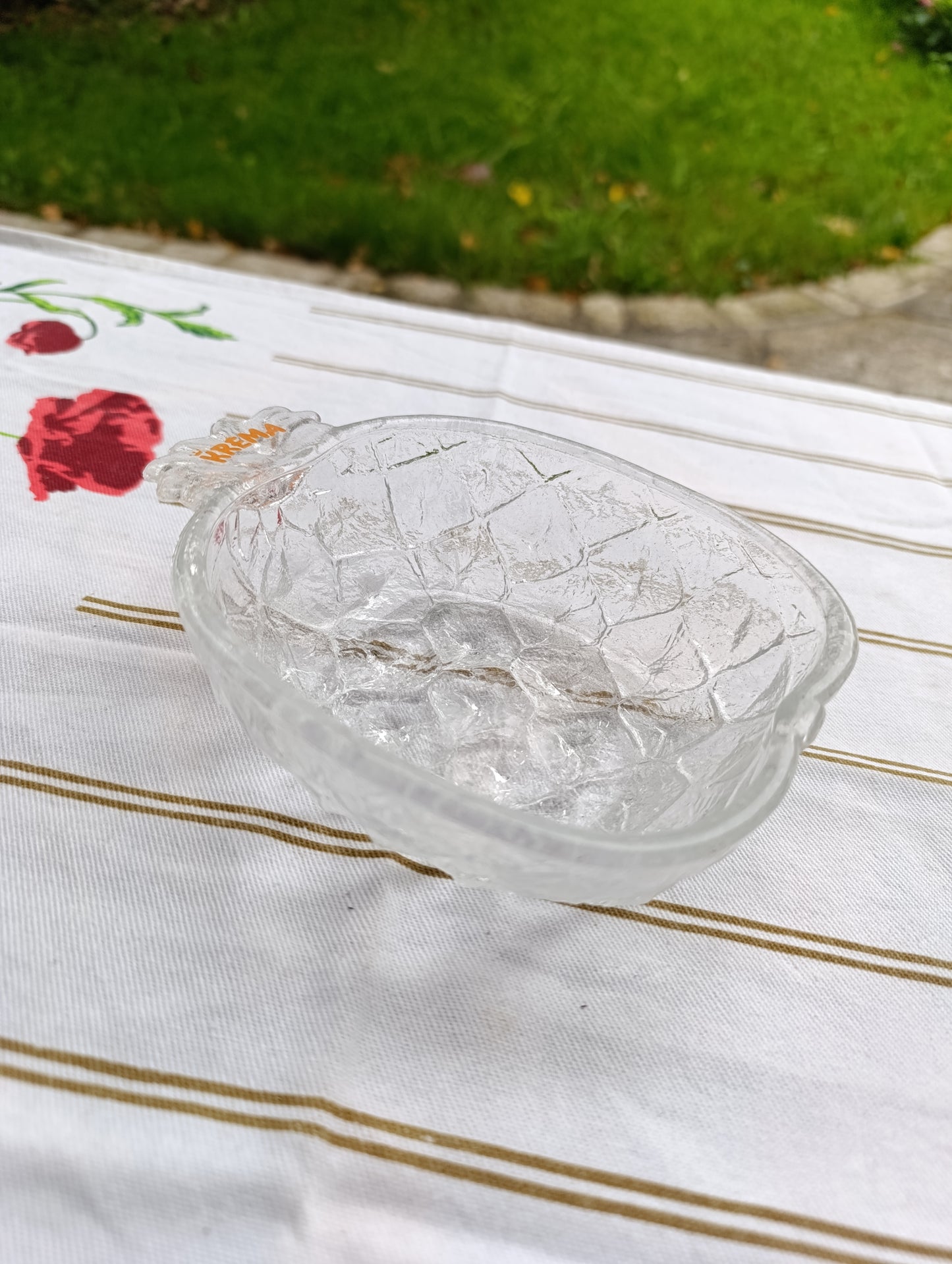 Coupe publicitaire vintage en verre épais, forme d’ananas avec inscription KREMA en relief et lettres orange.