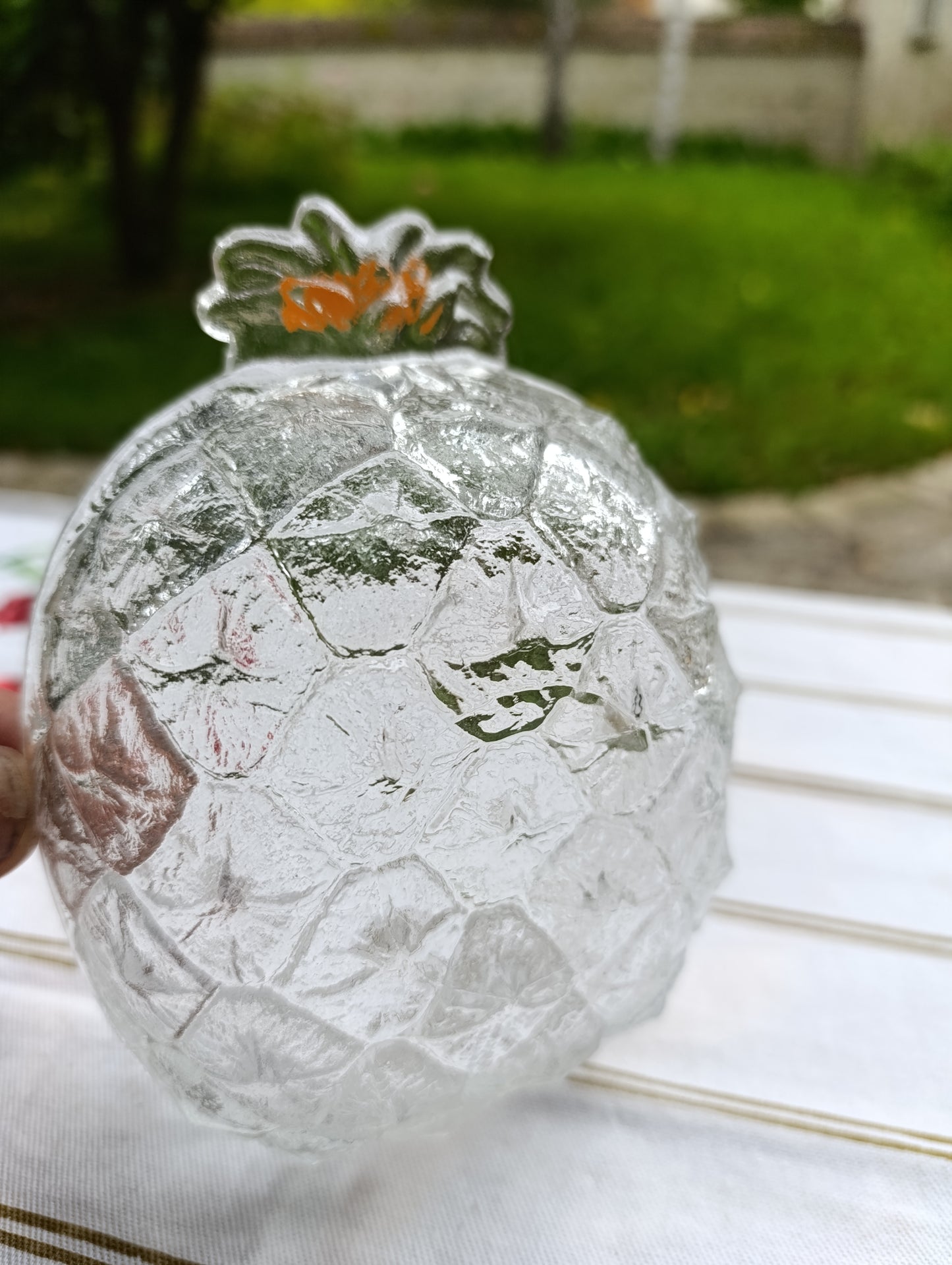 Coupe publicitaire vintage en verre épais, forme d’ananas avec inscription KREMA en relief et lettres orange.