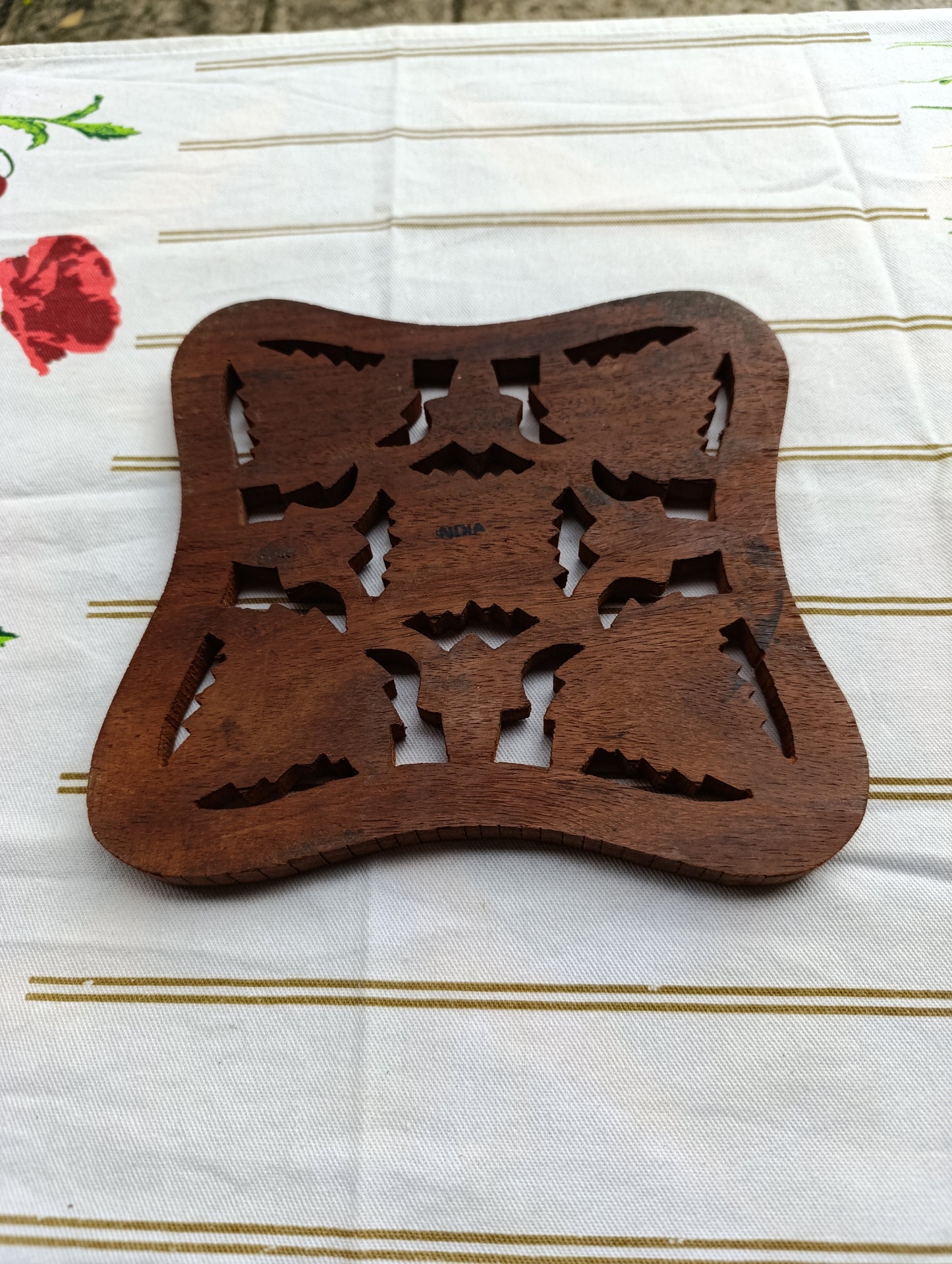 Dessous-de-plat carré en bois sculpté à la main, provenance Inde.
