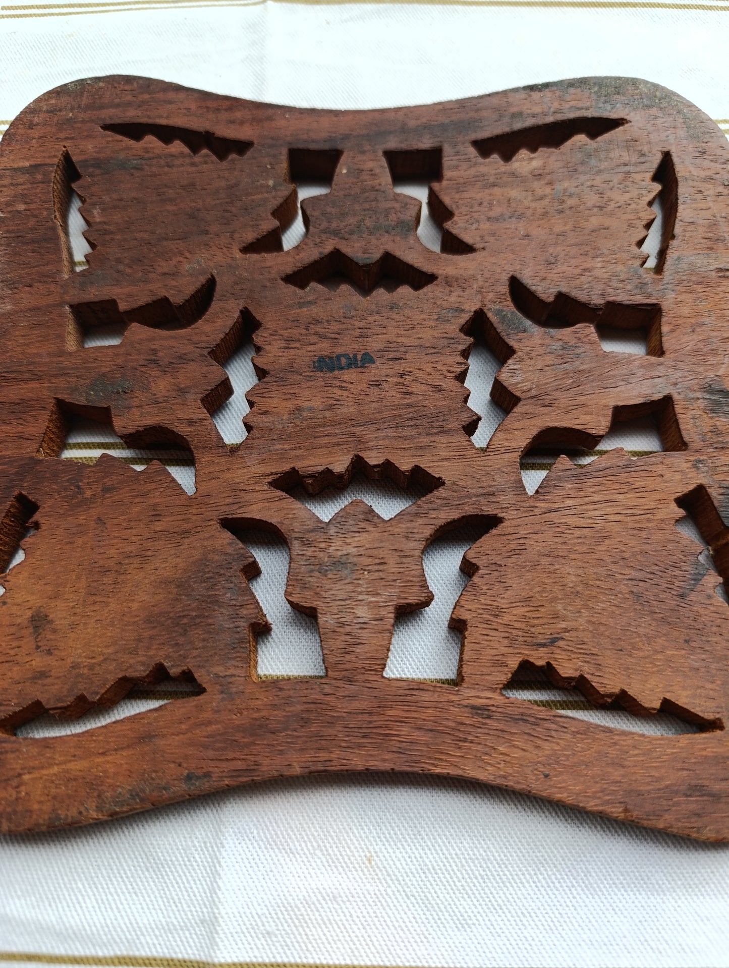 Dessous-de-plat carré en bois sculpté à la main, provenance Inde.