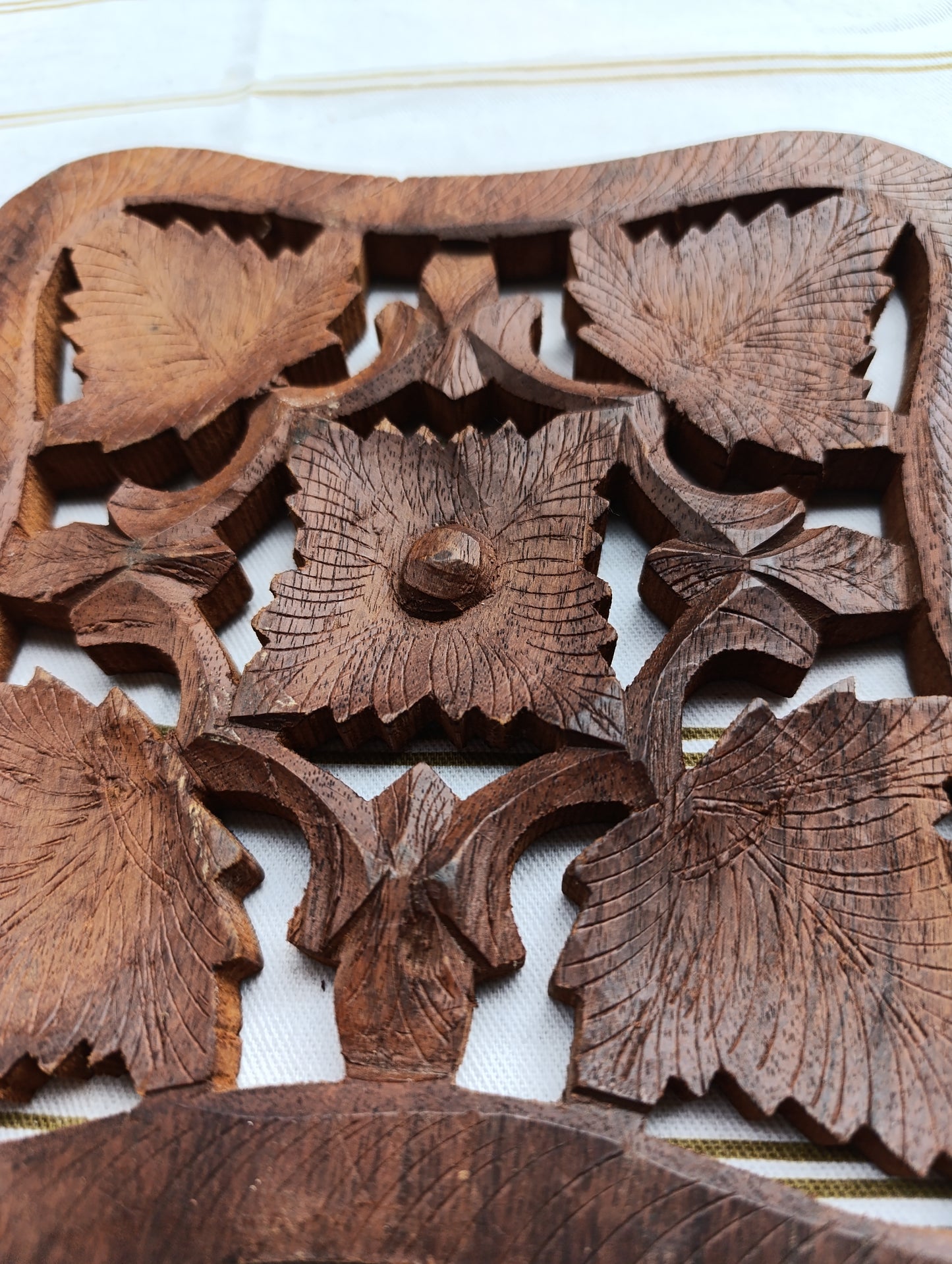 Dessous-de-plat carré en bois sculpté à la main, provenance Inde.