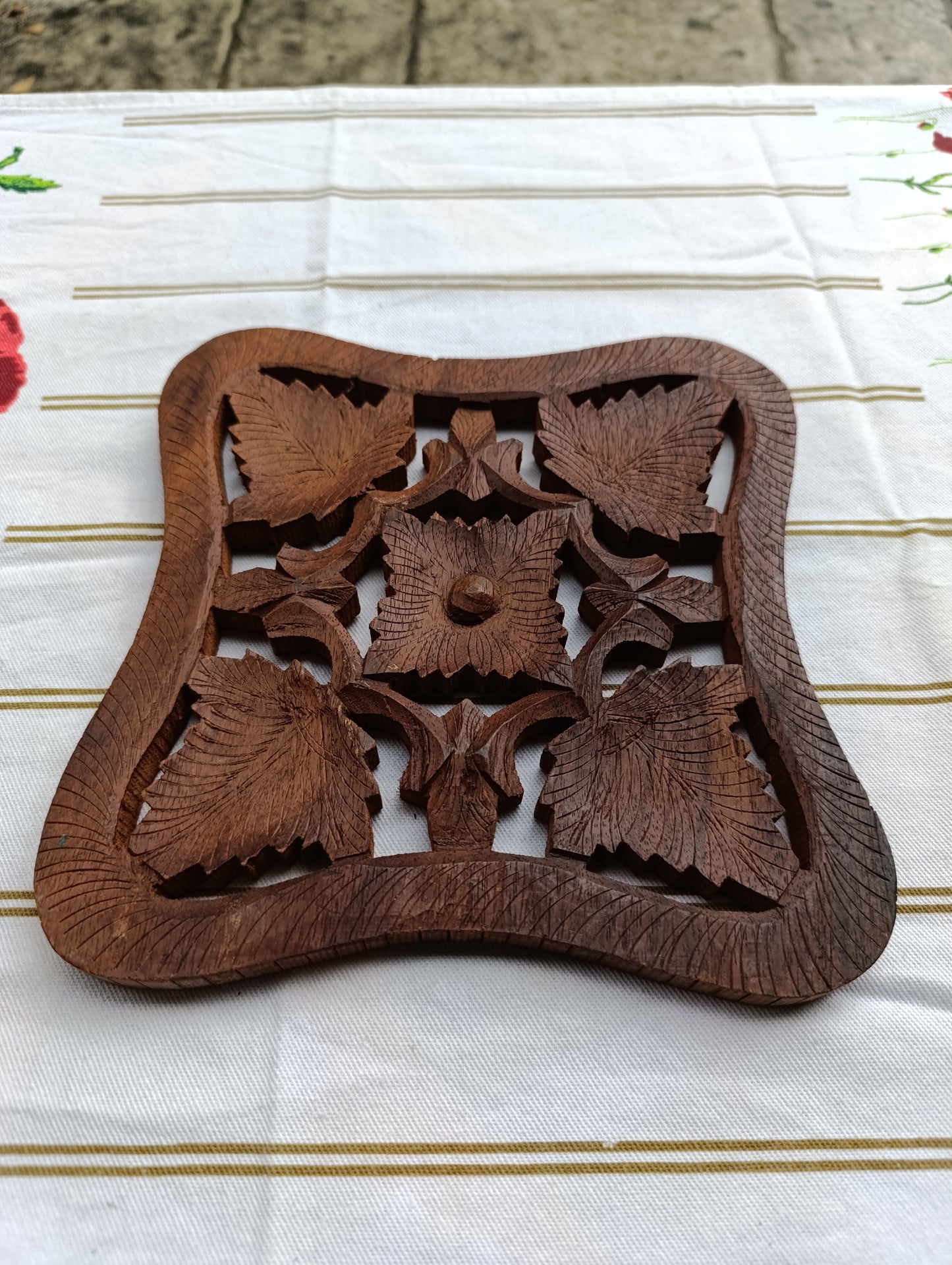 Dessous-de-plat carré en bois sculpté à la main, provenance Inde.