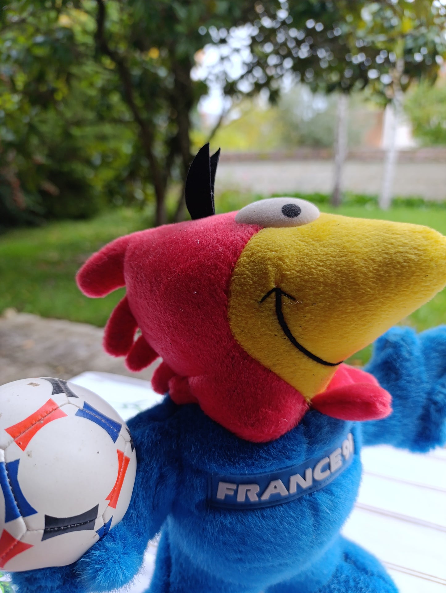 Peluche officielle France 98 représentant la mascotte du Mondial, en position debout tenant un ballon.
