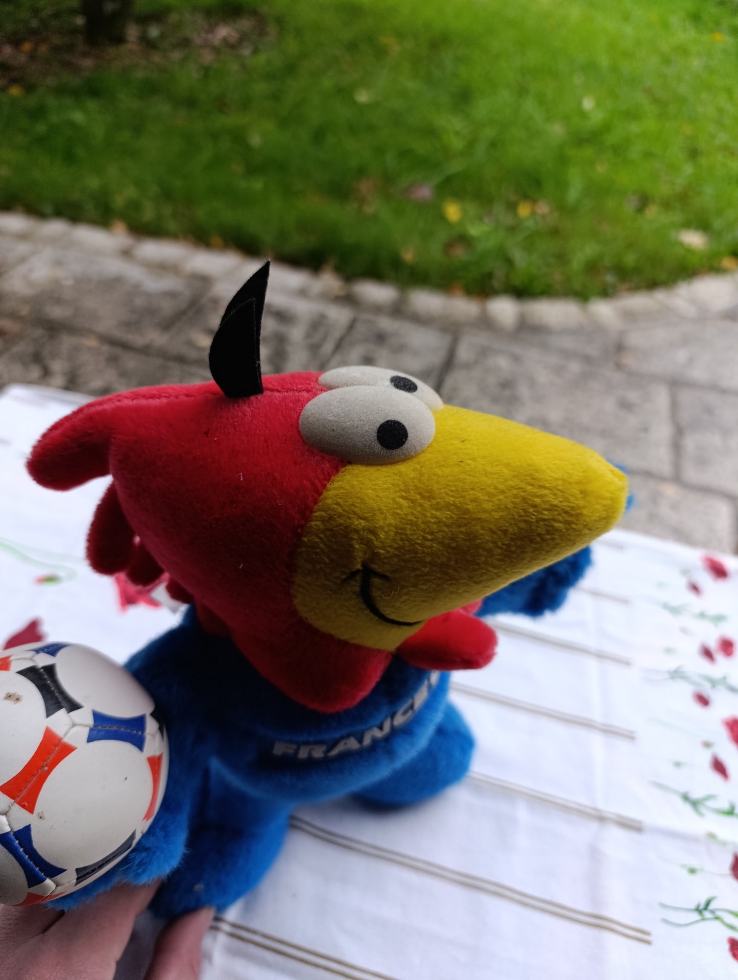Peluche officielle France 98 représentant la mascotte du Mondial, en position debout tenant un ballon.