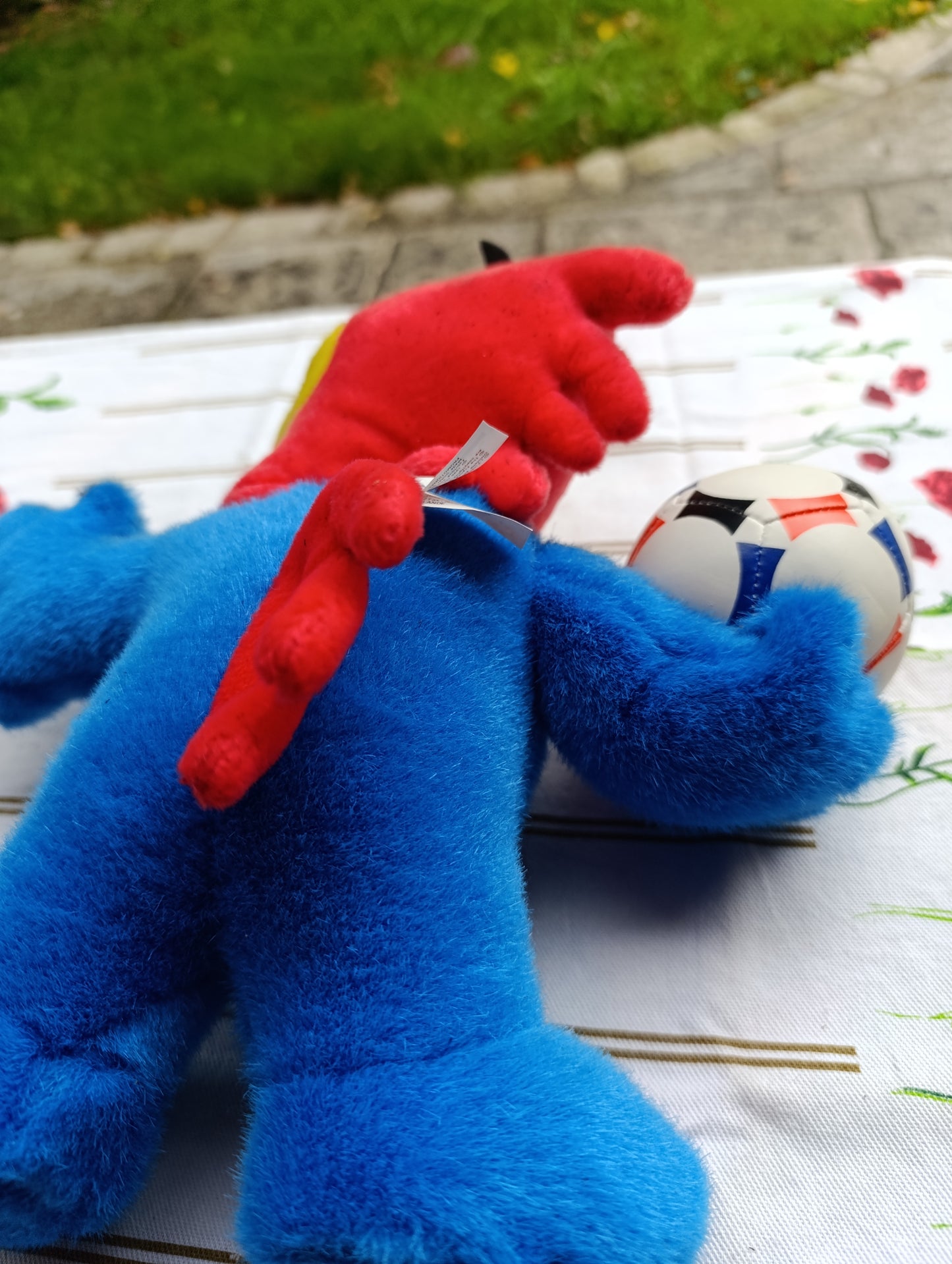 Peluche officielle France 98 représentant la mascotte du Mondial, en position debout tenant un ballon.