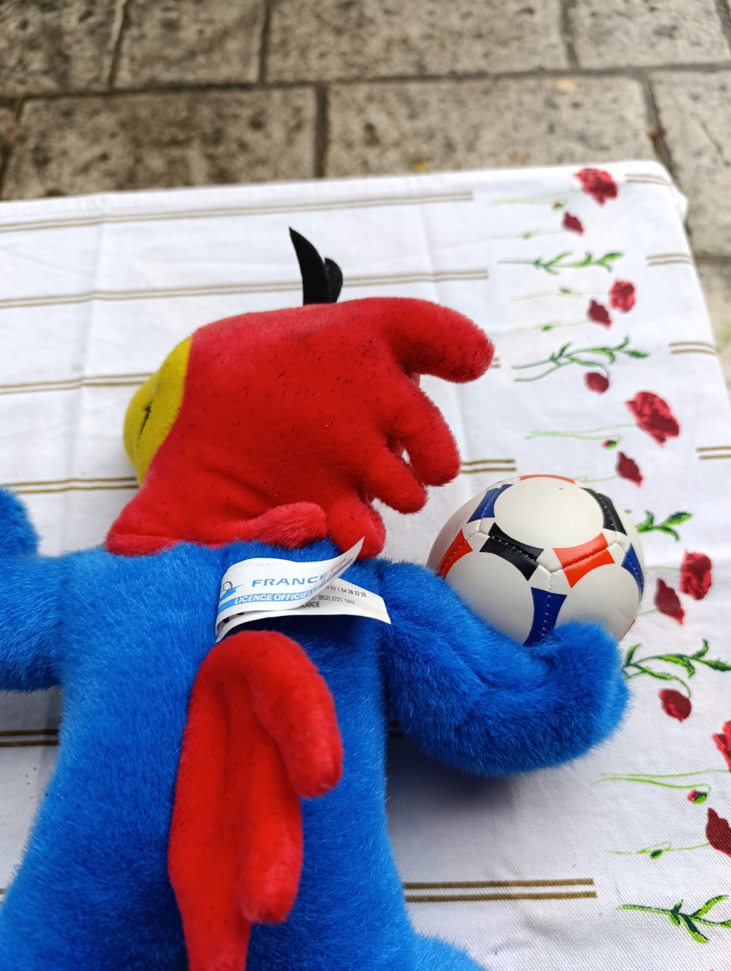Peluche officielle France 98 représentant la mascotte du Mondial, en position debout tenant un ballon.