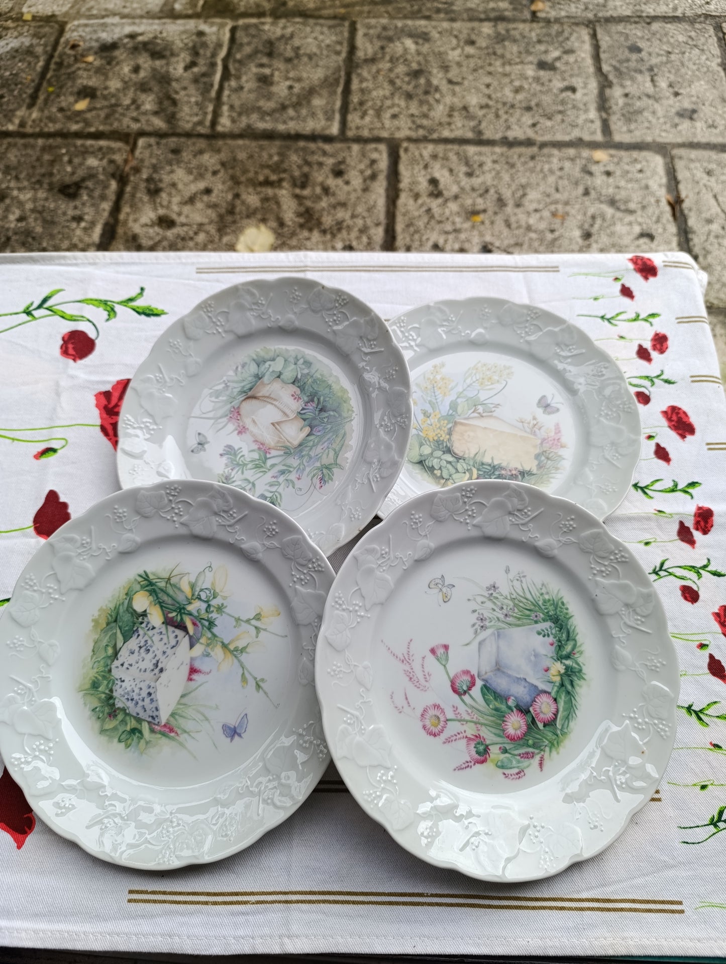 Lot de 4 assiettes en porcelaine de Limoges, série “Herbes Sauvages” – CNIP France.