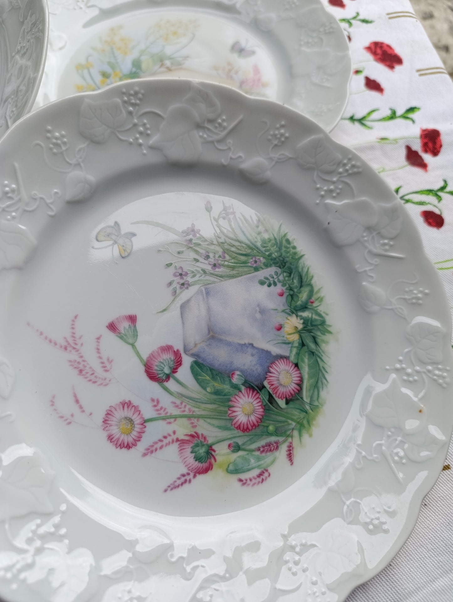Lot de 4 assiettes en porcelaine de Limoges, série “Herbes Sauvages” – CNIP France.