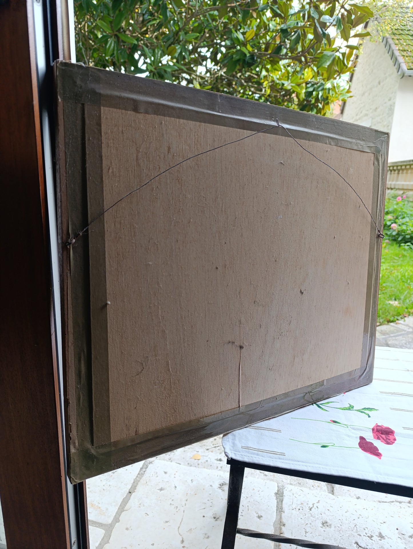 Cadre vintage 46 × 56 cm, poids 2,5 kg, contenant six reproductions d’affiches publicitaires anciennes sur fond rouge bordeaux.