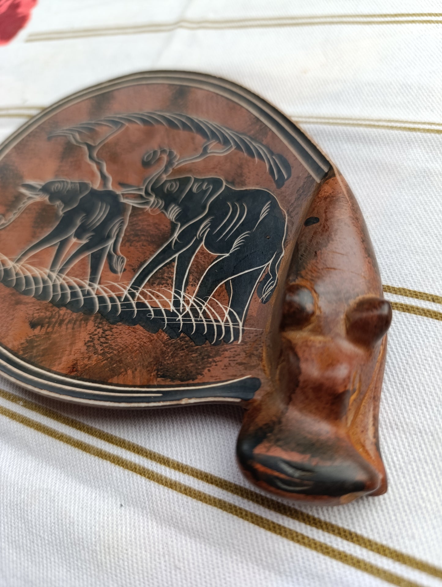 Vide-poche artisanal en bois exotique sculpté
