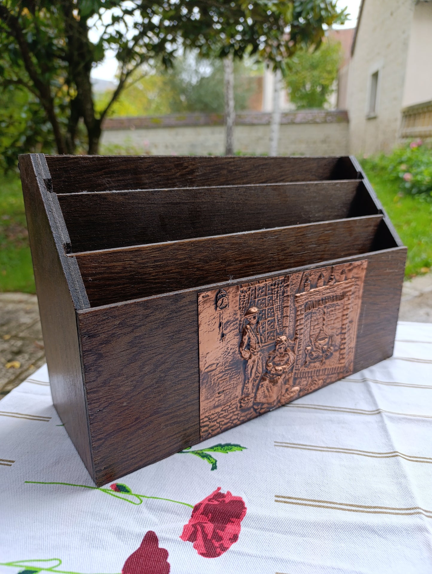 Range-courrier mural en bois avec plaque décorative cuivre