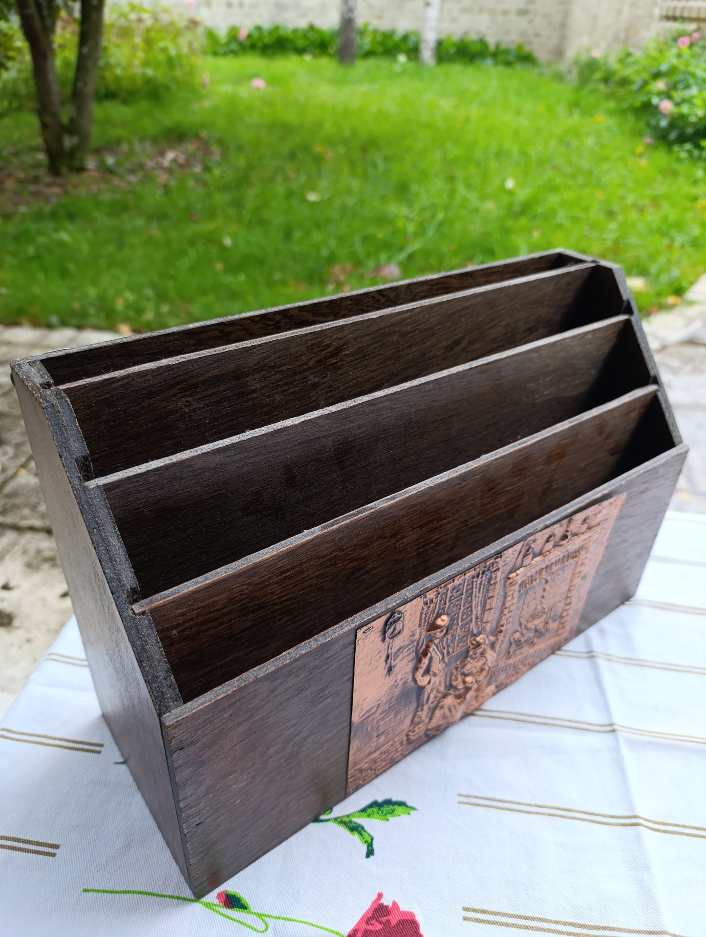 Range-courrier mural en bois avec plaque décorative cuivre