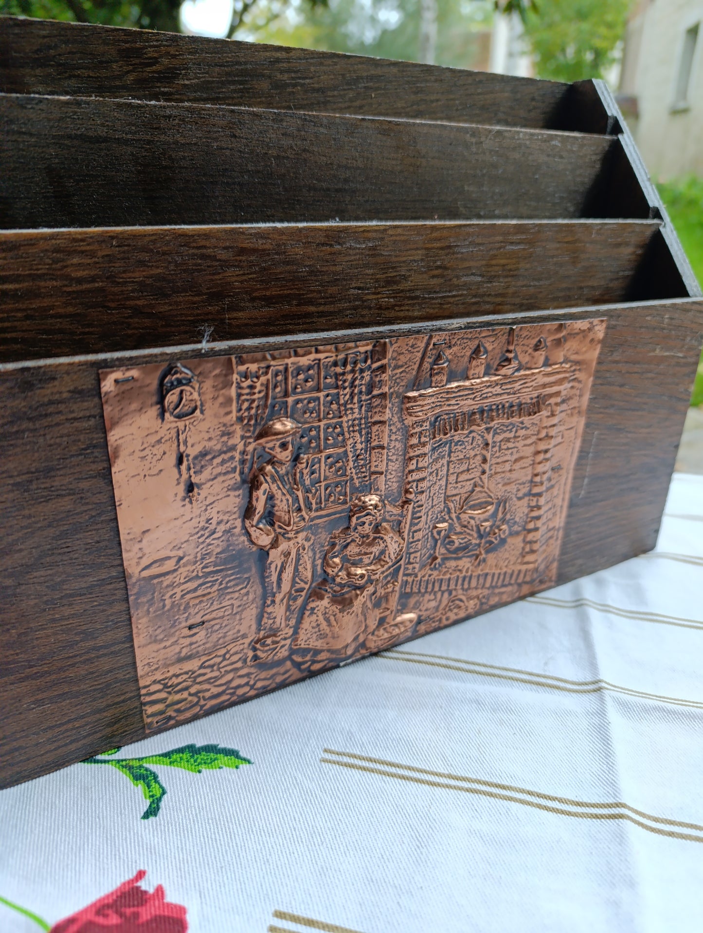 Range-courrier mural en bois avec plaque décorative cuivre