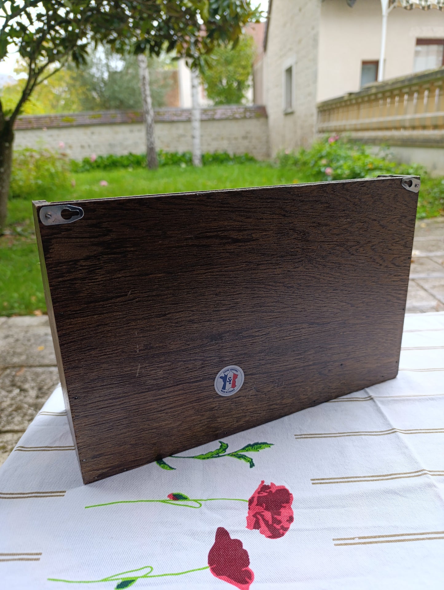 Range-courrier mural en bois avec plaque décorative cuivre