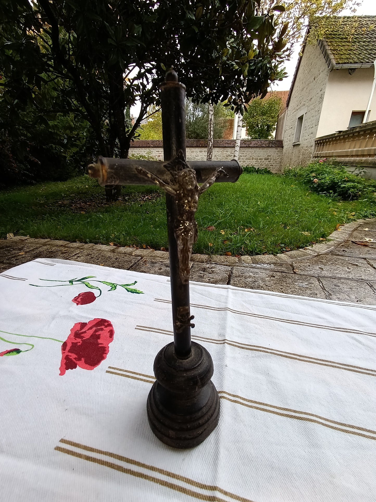 Crucifix ancien sur socle – métal et bois, 20 cm