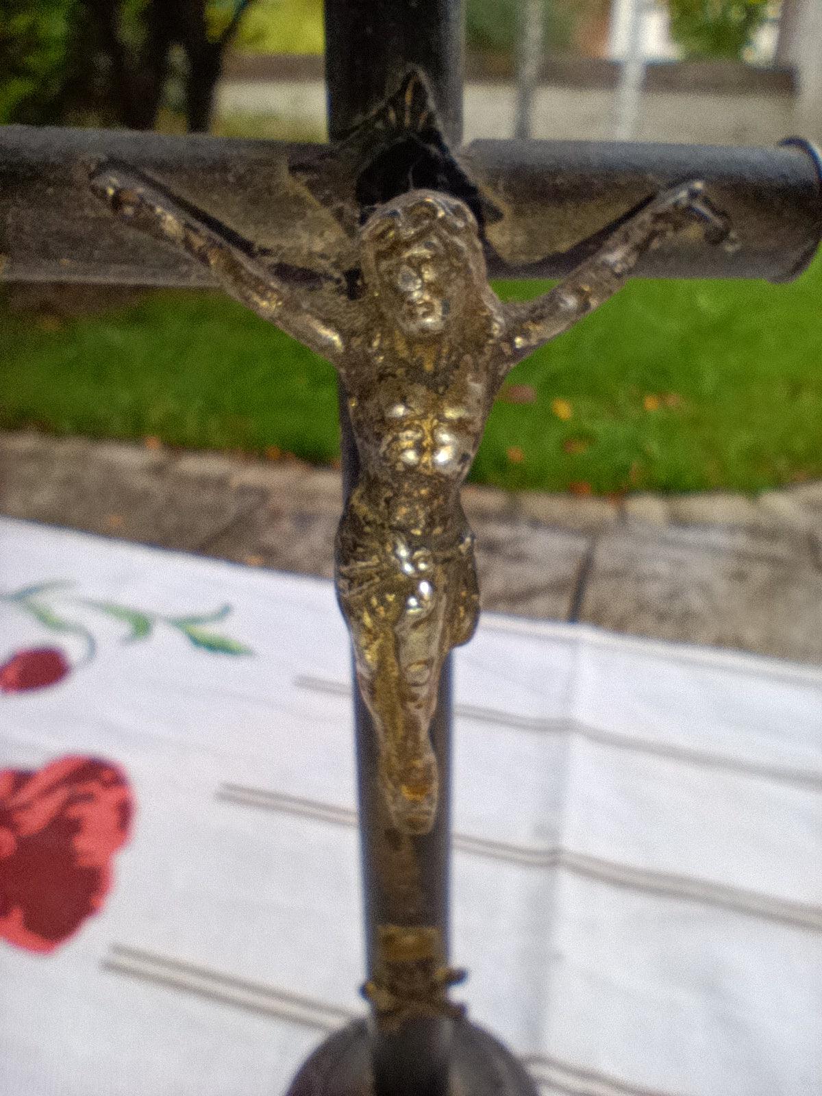 Crucifix ancien sur socle – métal et bois, 20 cm