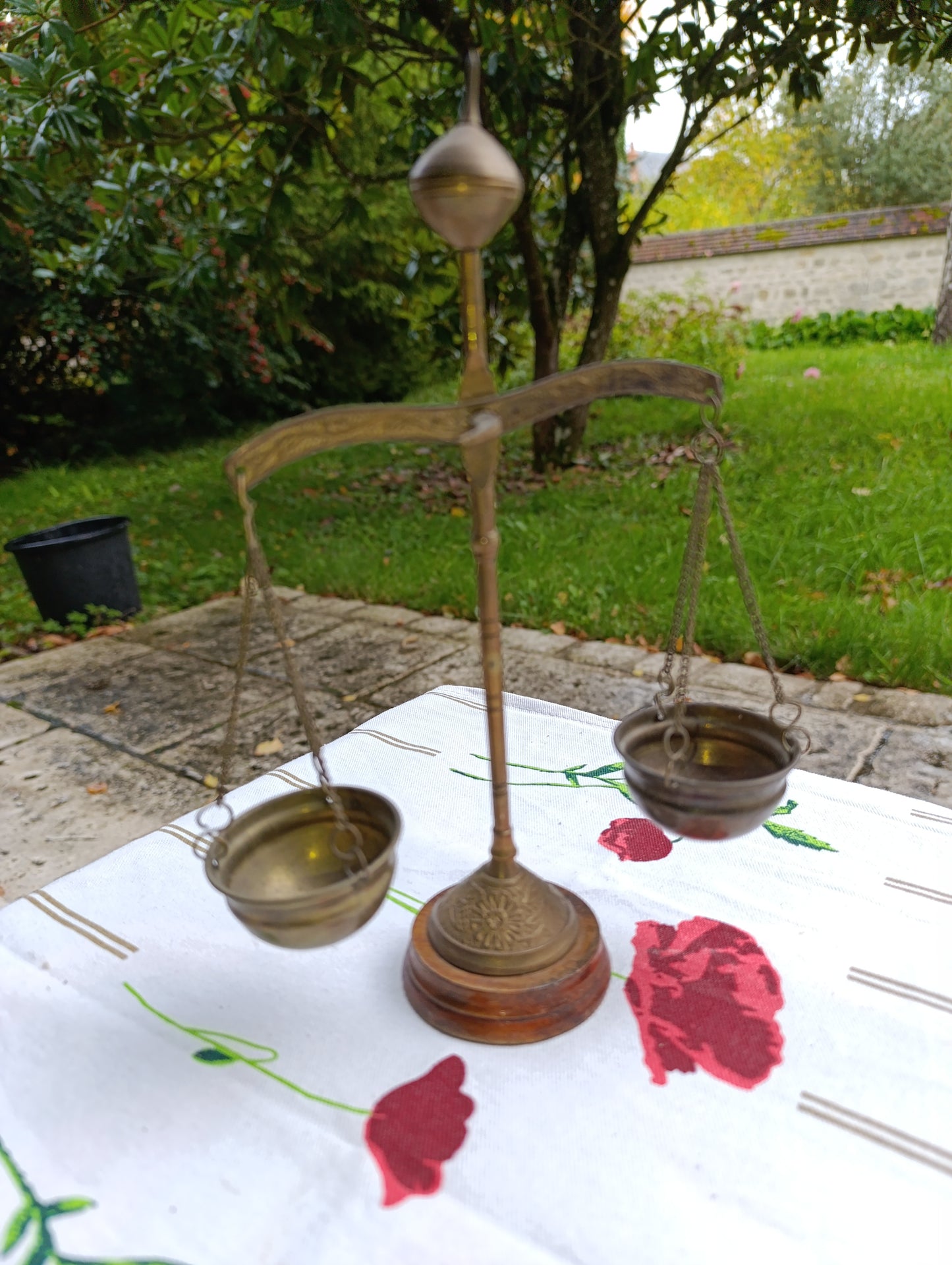 Balance décorative ancienne en laiton et bois – 24 cm