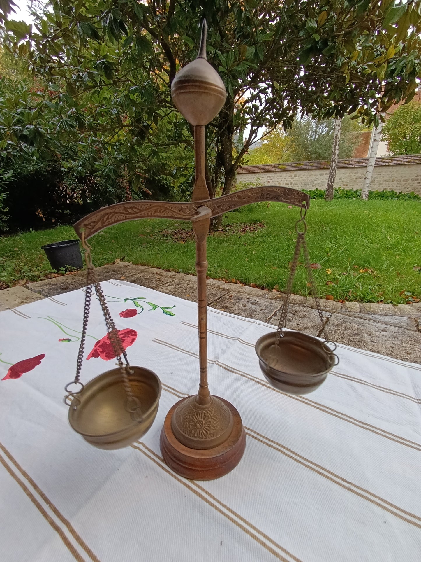 Balance décorative ancienne en laiton et bois – 24 cm