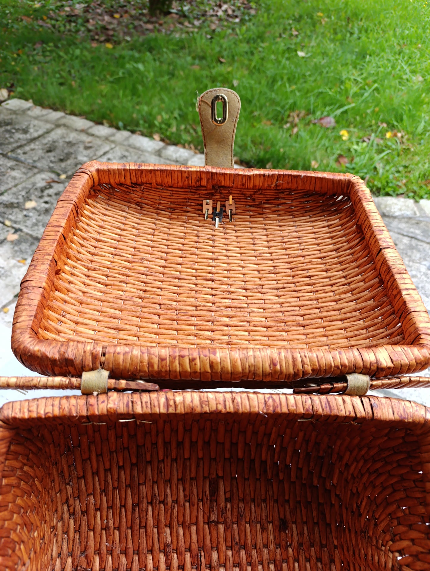 Panier pique-nique vintage en osier et cuir – 31x33x27 cm