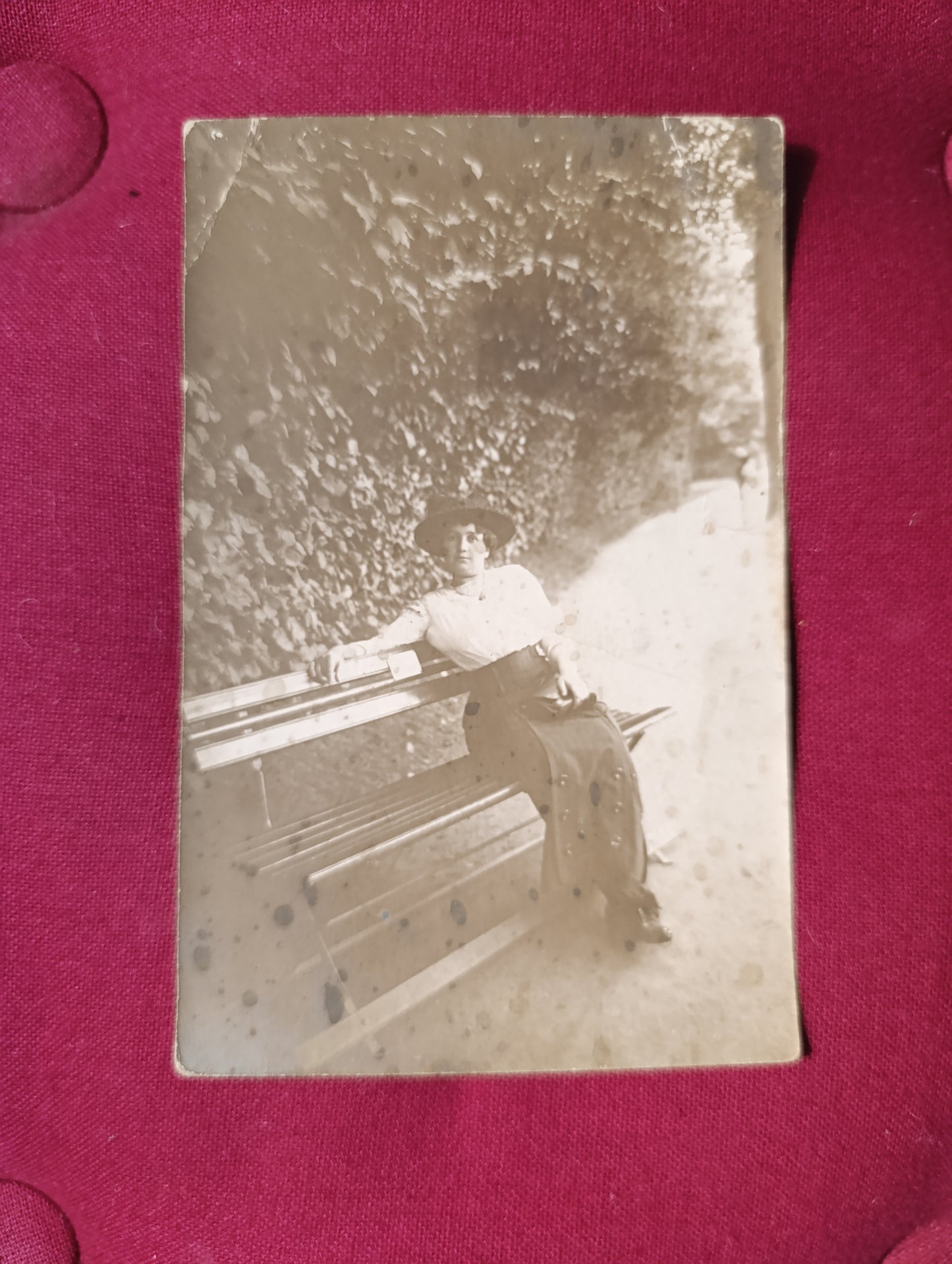 Portrait de femme élégante assise sur un banc, photographie ancienne