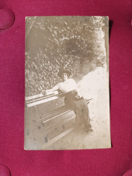 Portrait de femme élégante assise sur un banc, photographie ancienne