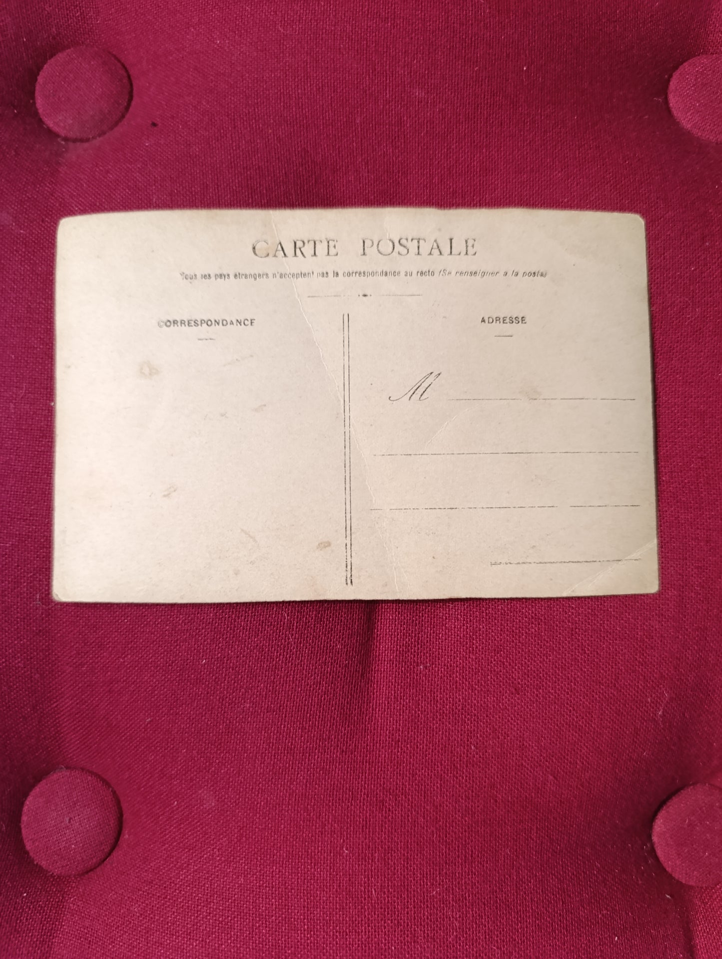 Portrait de femme élégante assise sur un banc, photographie ancienne