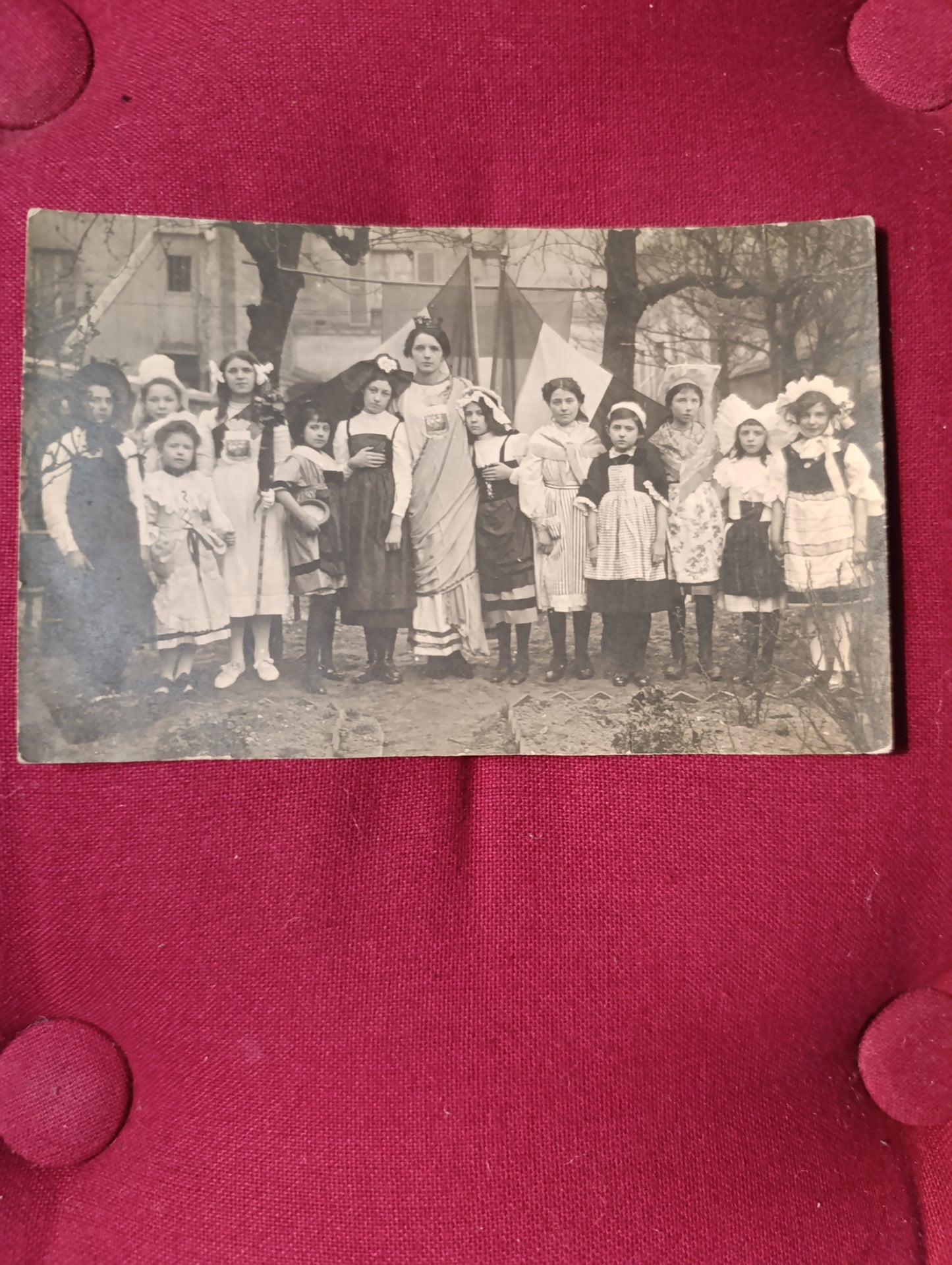 Groupe d’enfants en costumes traditionnels avec drapeau français – Carte postale ancienne