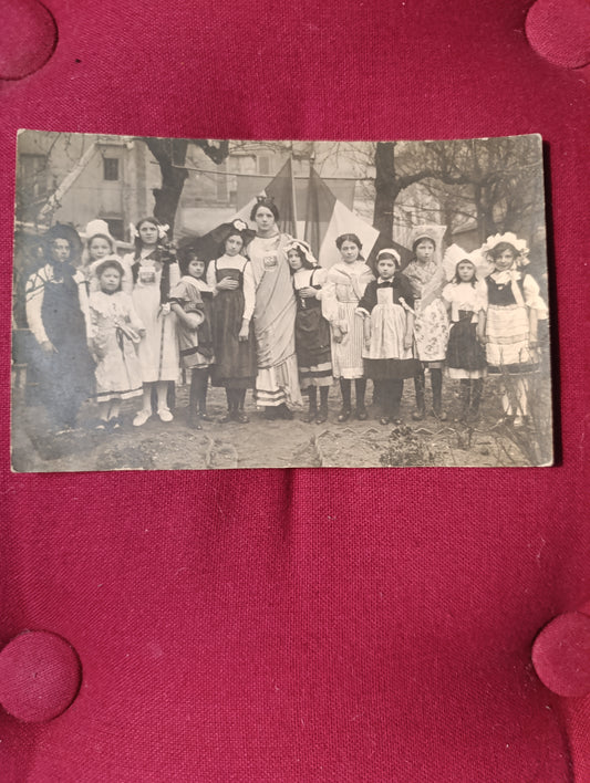 Groupe d’enfants en costumes traditionnels avec drapeau français – Carte postale ancienne