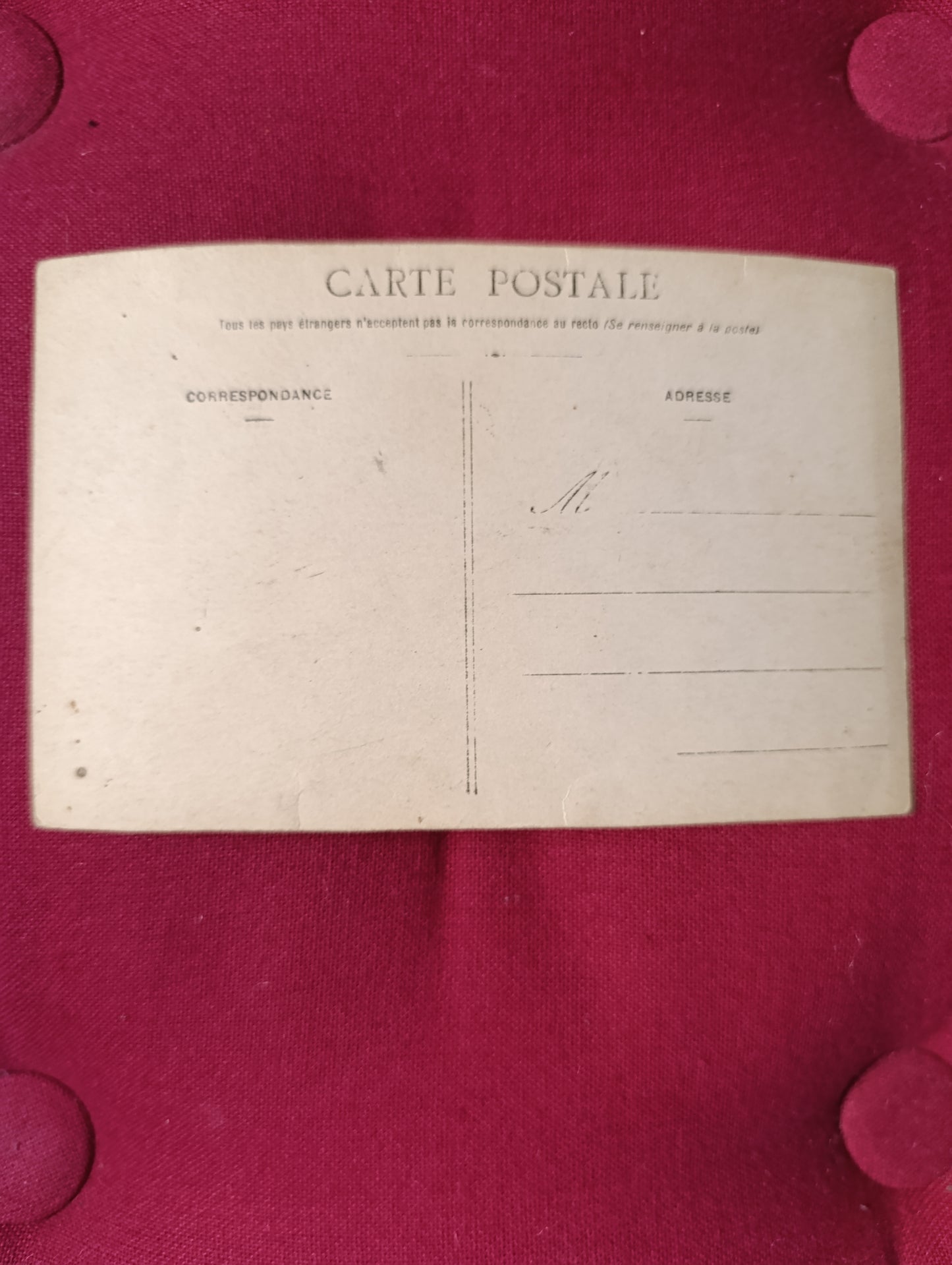 Groupe d’enfants en costumes traditionnels avec drapeau français – Carte postale ancienne