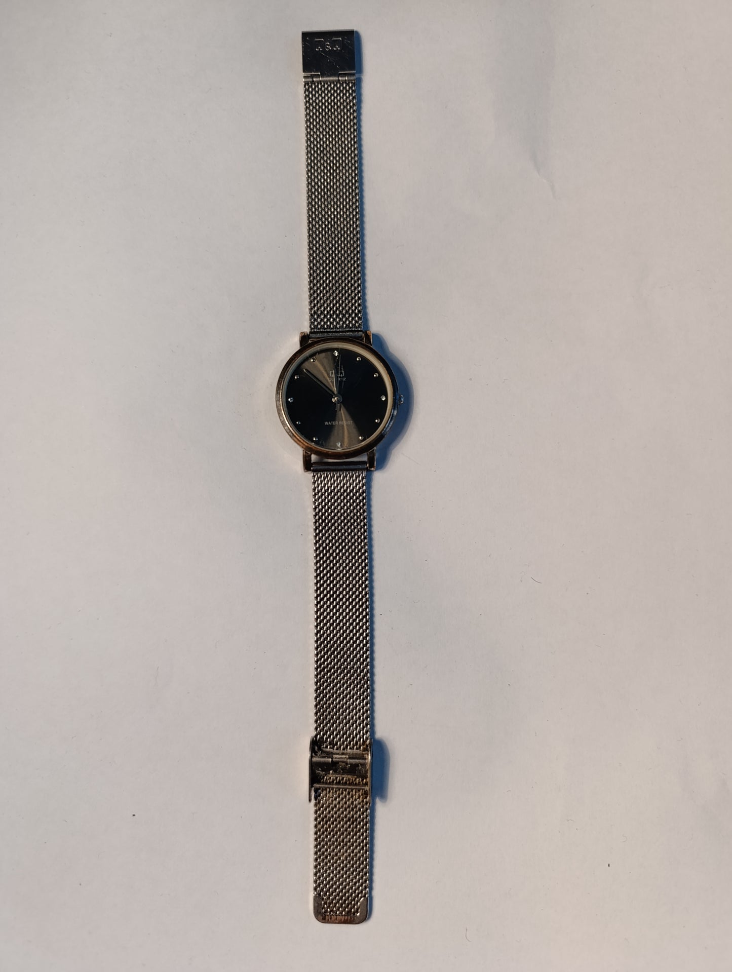 Montre femme Q&Q Quartz cadran noir minimaliste bracelet maille acier réglable