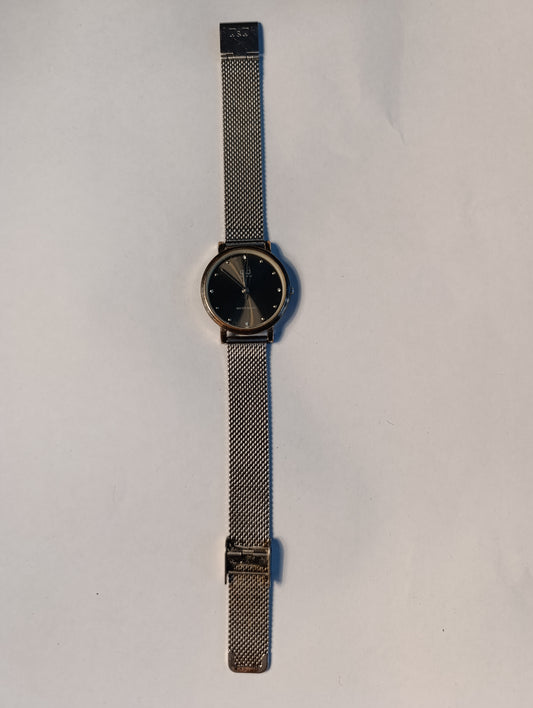 Montre femme Q&Q Quartz cadran noir minimaliste bracelet maille acier réglable