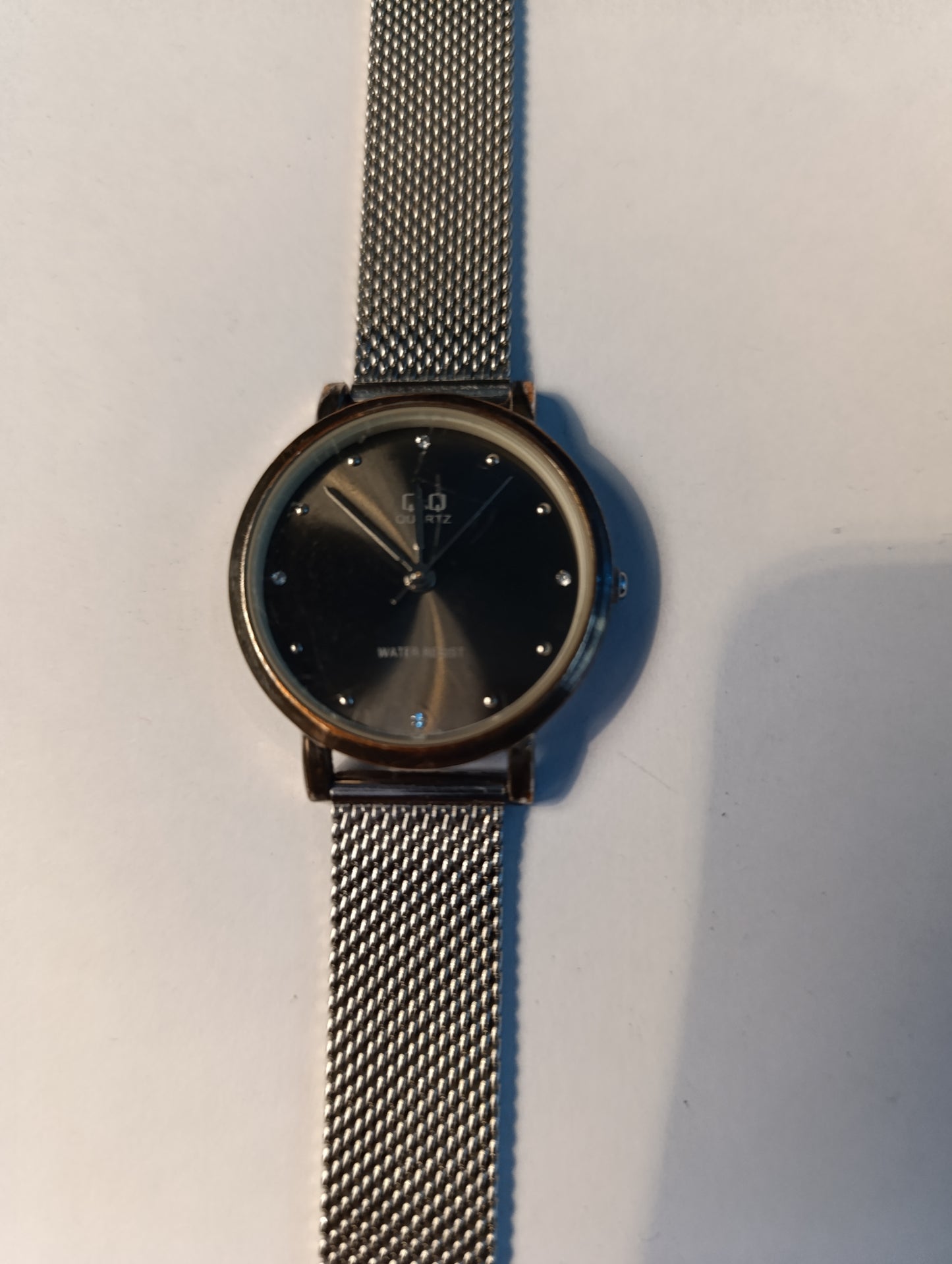 Montre femme Q&Q Quartz cadran noir minimaliste bracelet maille acier réglable