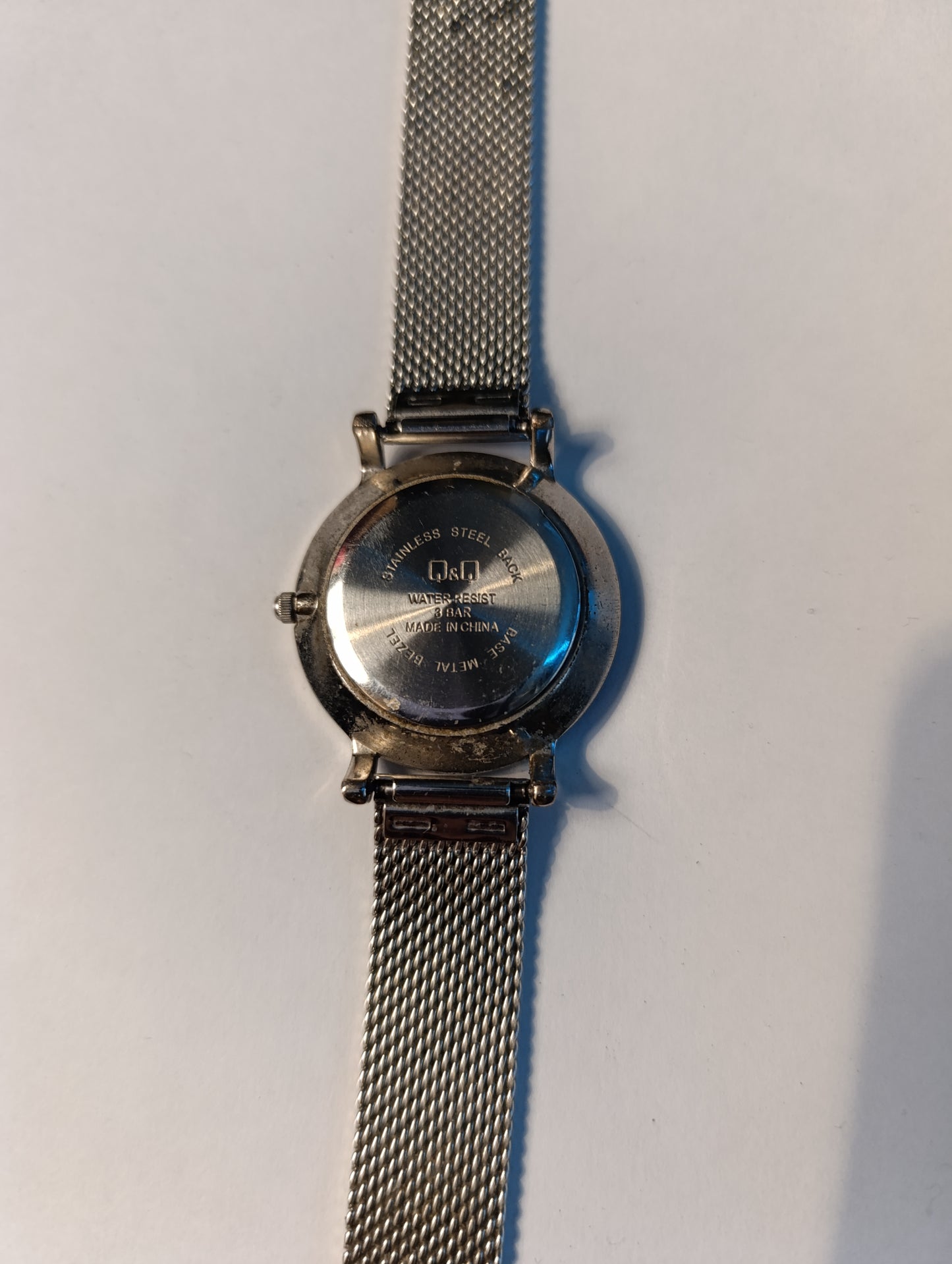 Montre femme Q&Q Quartz cadran noir minimaliste bracelet maille acier réglable