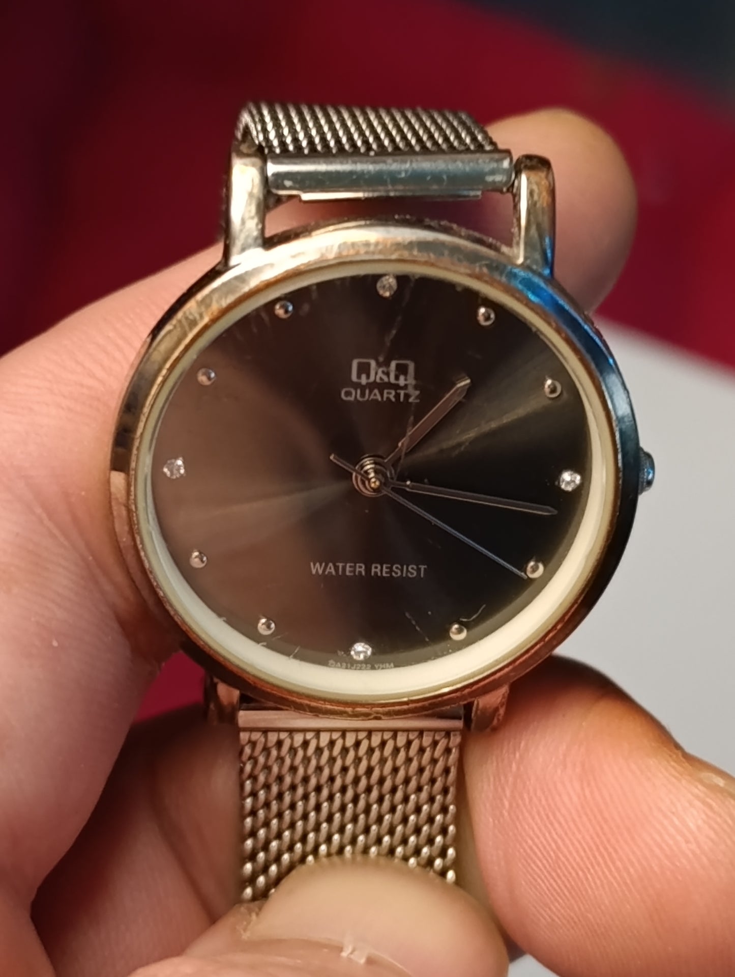 Montre femme Q&Q Quartz cadran noir minimaliste bracelet maille acier réglable