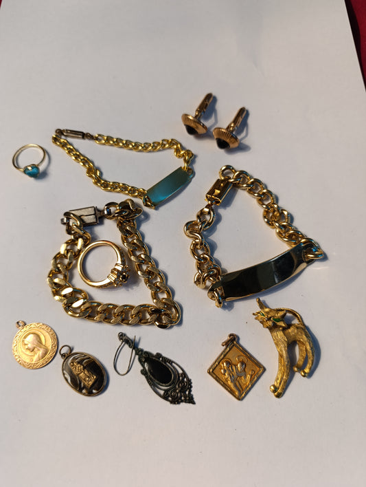 Lot de bijoux fantaisie vintage dorés médailles bracelets bagues pendentifs
