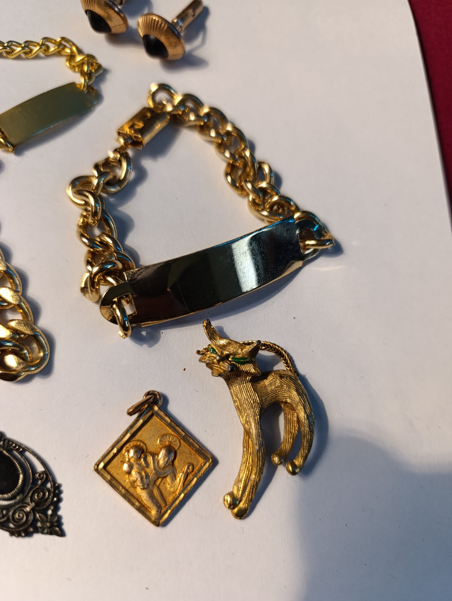 Lot de bijoux fantaisie vintage dorés médailles bracelets bagues pendentifs