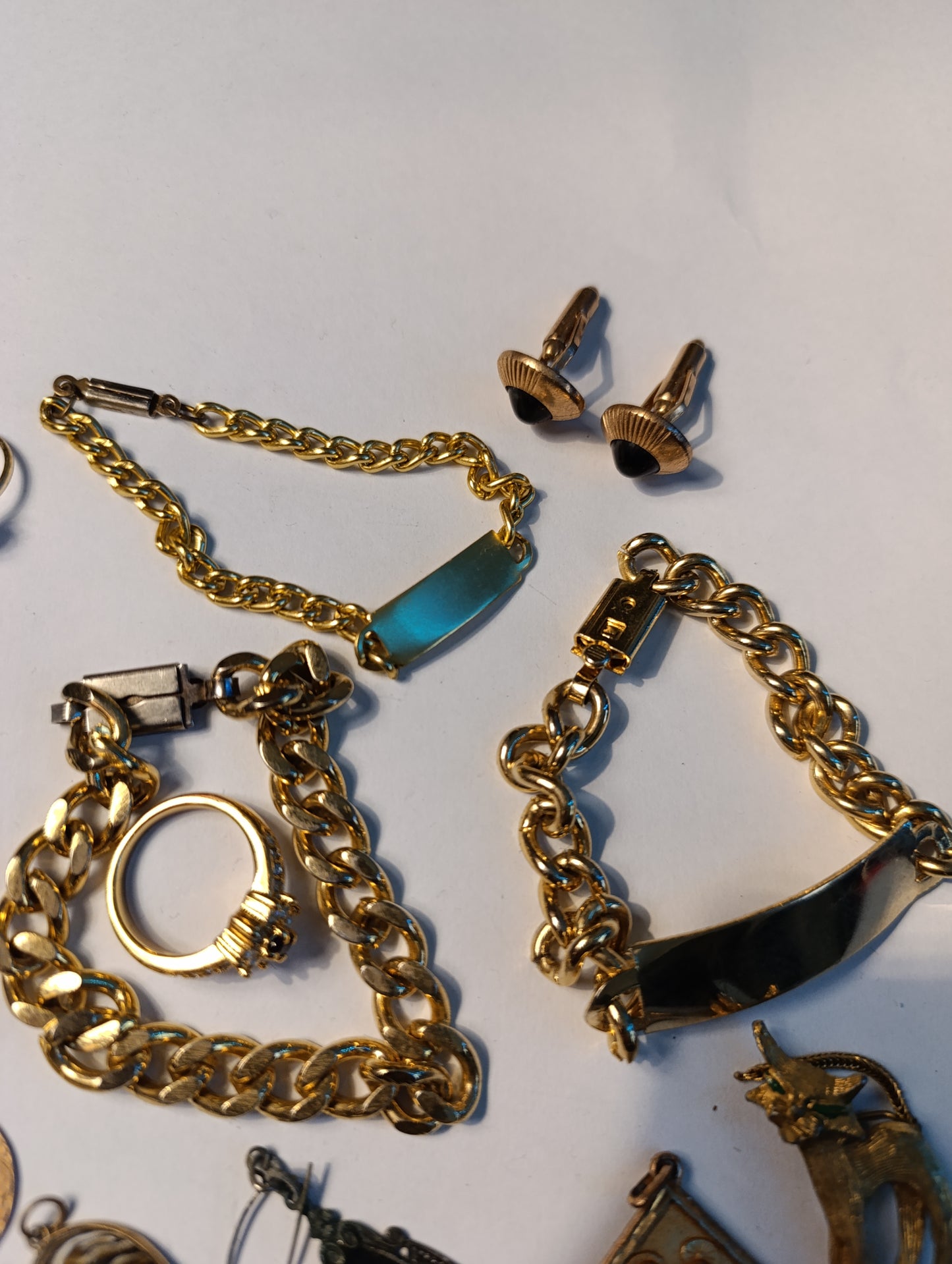 Lot de bijoux fantaisie vintage dorés médailles bracelets bagues pendentifs
