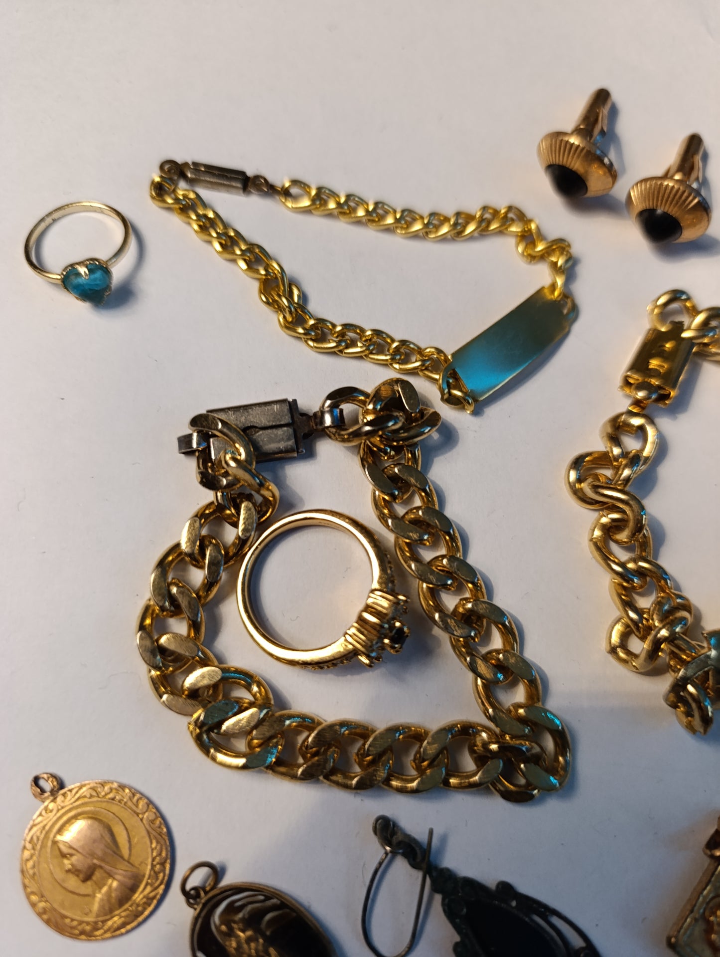 Lot de bijoux fantaisie vintage dorés médailles bracelets bagues pendentifs